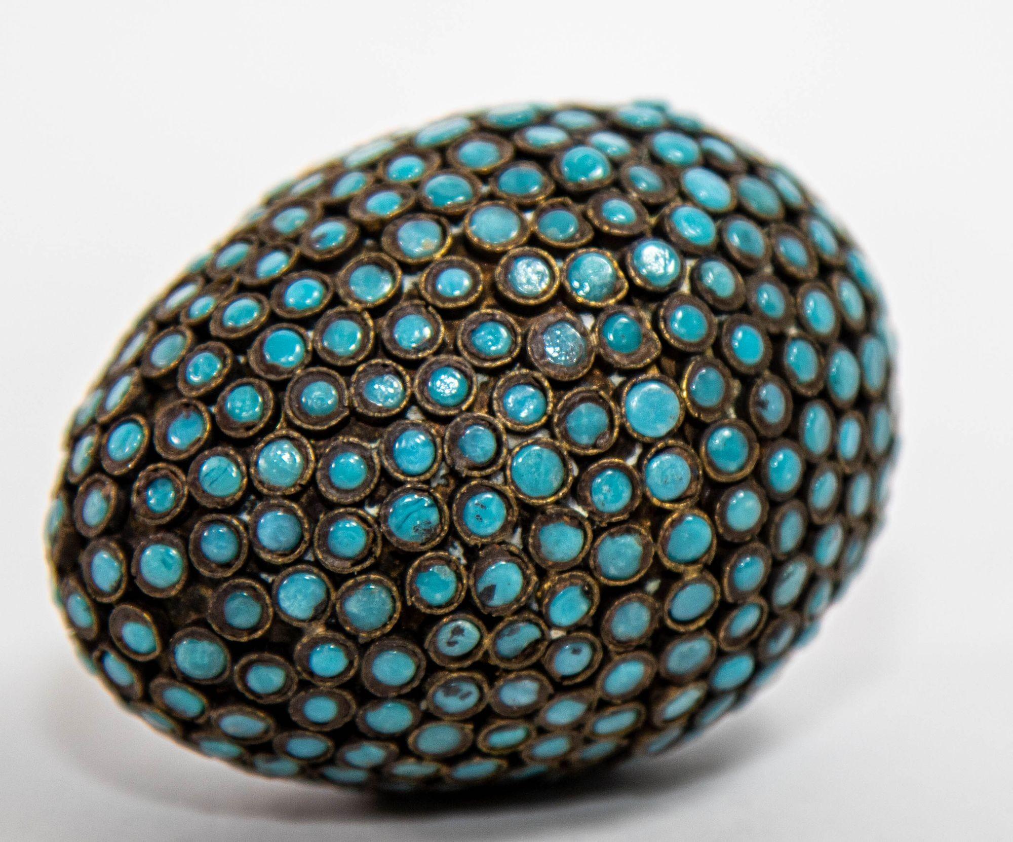 Antike tibetische Eierschachtel in Eiform mit türkisblauer Steinintarsien (Nepalesisch) im Angebot