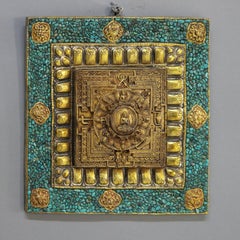 Antike tibetische Wandplakette aus geprägtem Messing mit türkisfarbener Intarsienarbeit, gerahmt, um 1900