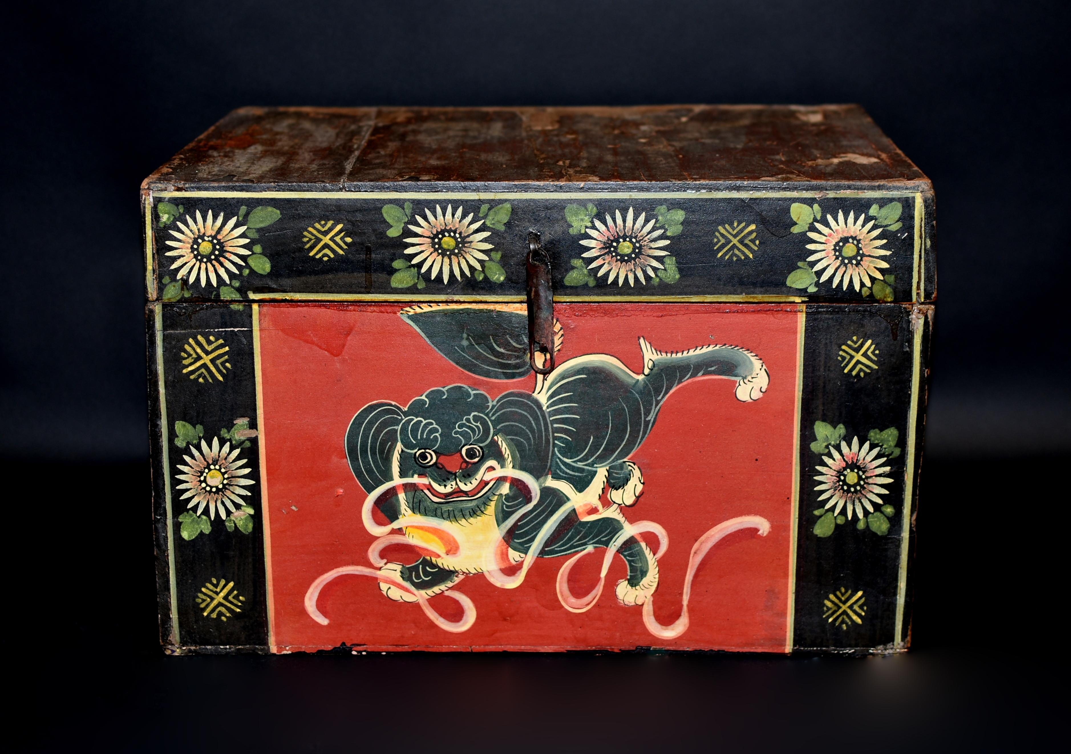 LAST ONE unserer spektakulären antiken foo dog box Sammlung. Diese Box zeigt einen niedlichen Foo Dog, der mit Bändern spielt. Der große Kopf mit großen, unschuldigen Augen und roten Lippen wird von einer gelockten Mähne umrahmt. Fleischige Pfoten