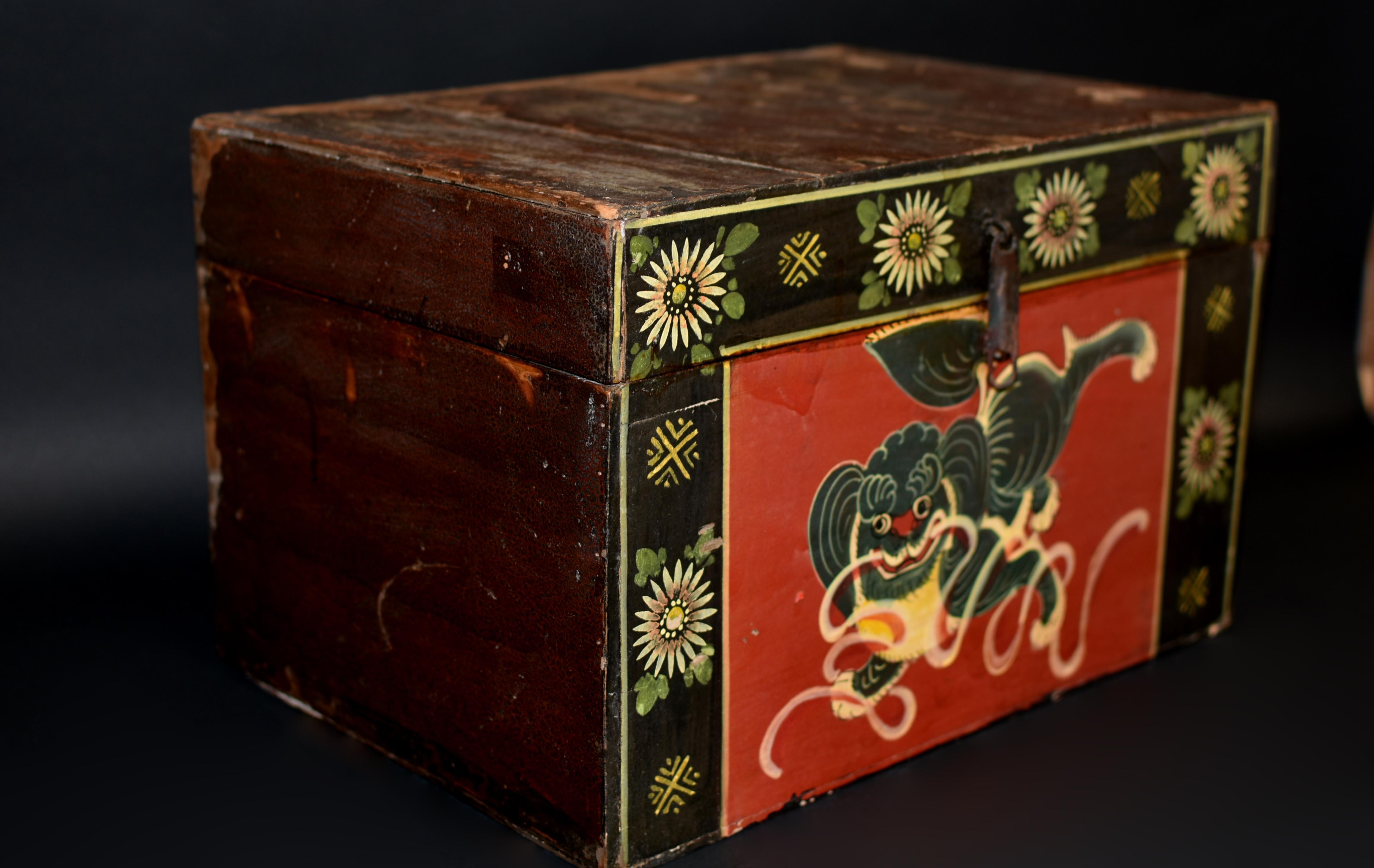 Antique Tibetan Foo Dog Box Hand Painted In Good Condition For Sale In Somis, CA