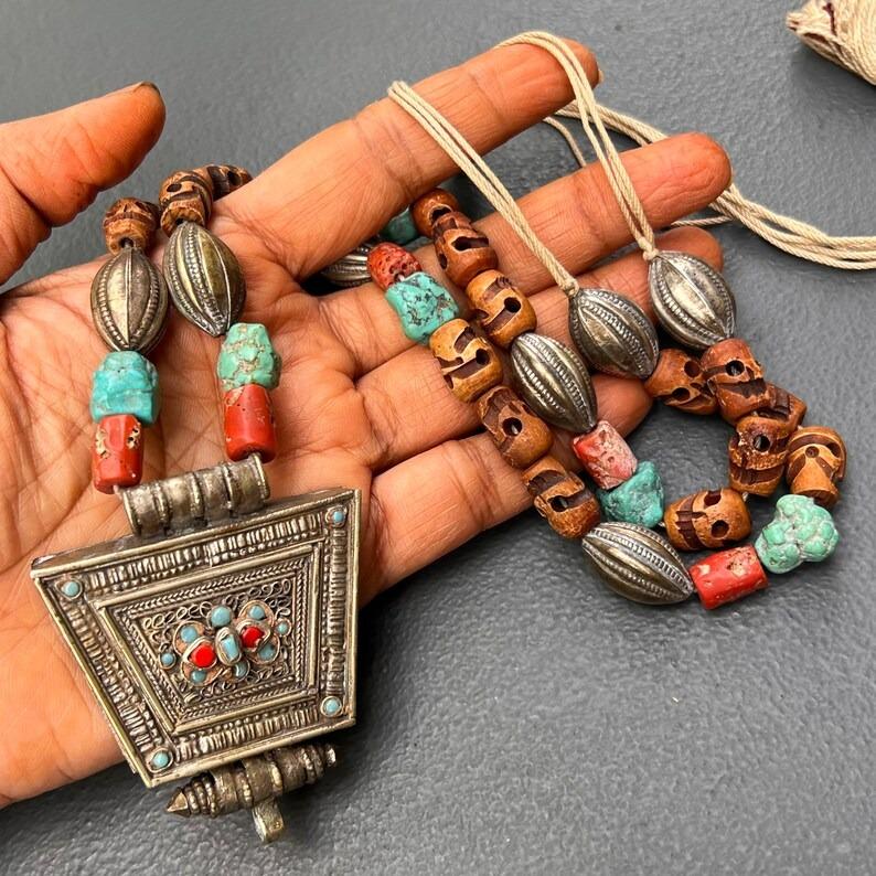 Collana antica con ciondolo a forma di scatola Gau tibetana in vendita 6