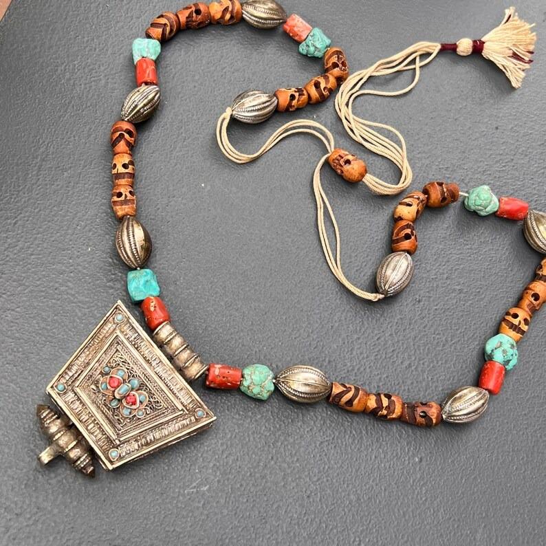 Collana antica con ciondolo a forma di scatola Gau tibetana In condizioni buone in vendita a Monroe Township, NJ