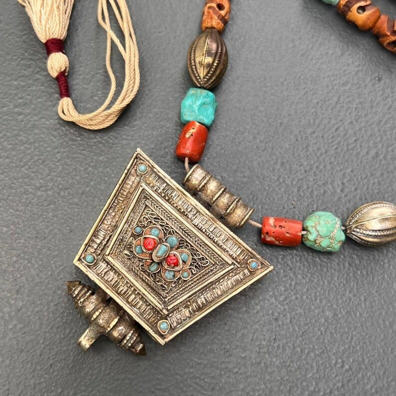 Collana antica con ciondolo a forma di scatola Gau tibetana in vendita 1