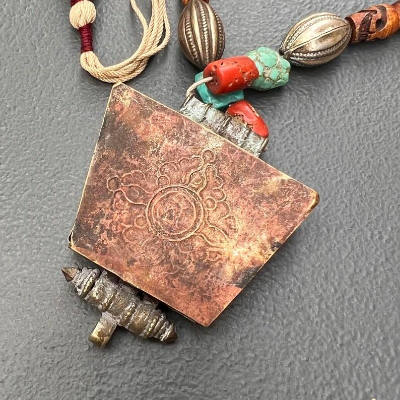 Collana antica con ciondolo a forma di scatola Gau tibetana in vendita 4