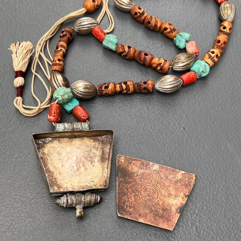 Collana antica con ciondolo a forma di scatola Gau tibetana in vendita 5