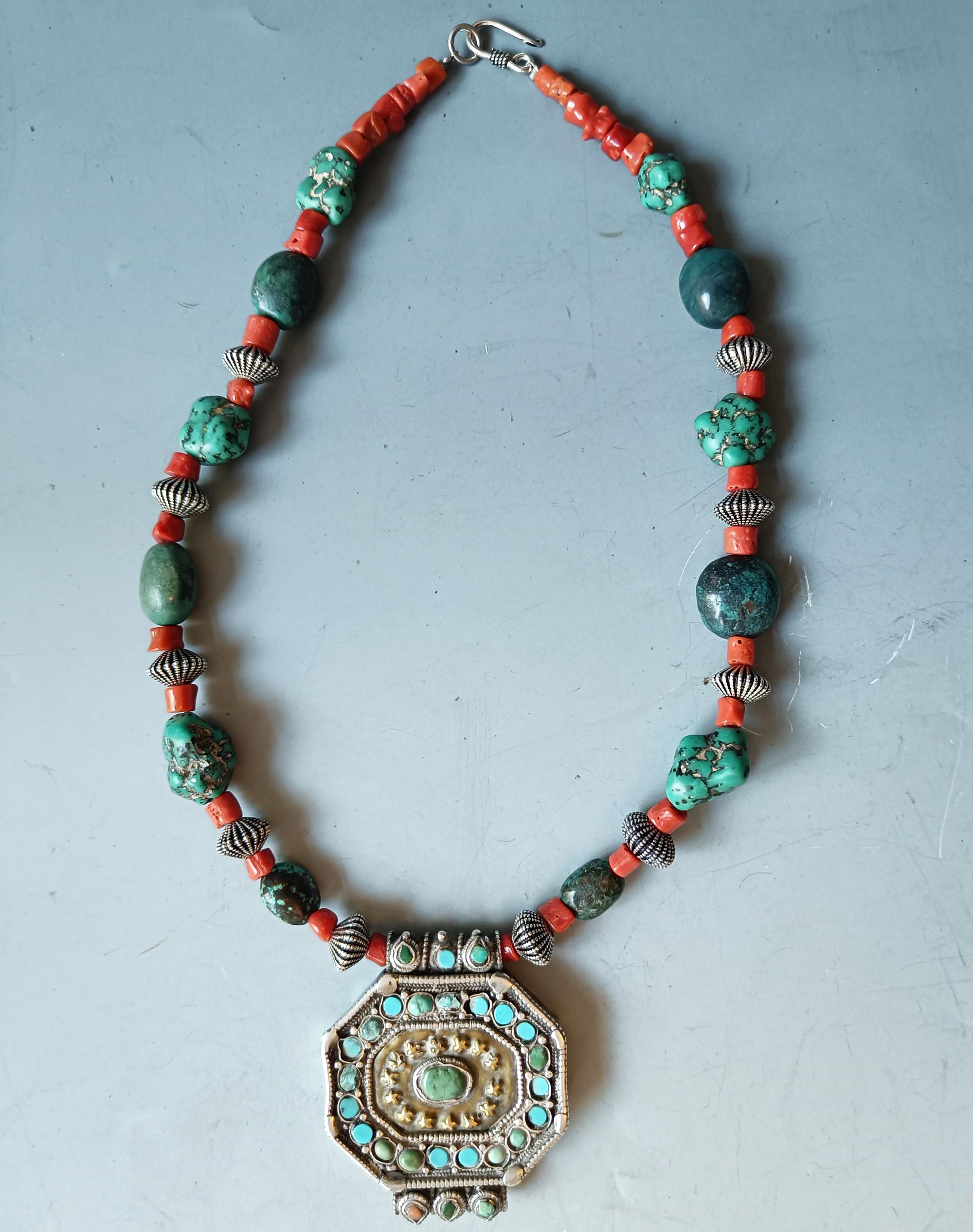 Collar Ga`u Box de plata con incrustaciones de turquesa con cuentas de coral y turquesa

 

 

 Todo Tíbet/ Himalaya mediados del siglo XX  
