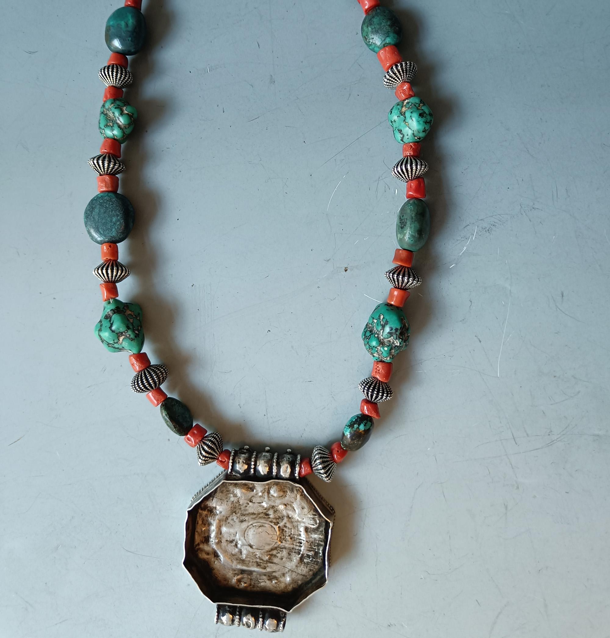 Antiguo collar colgante tibetano Gau Box Plata Turquesa Tibetano en venta
