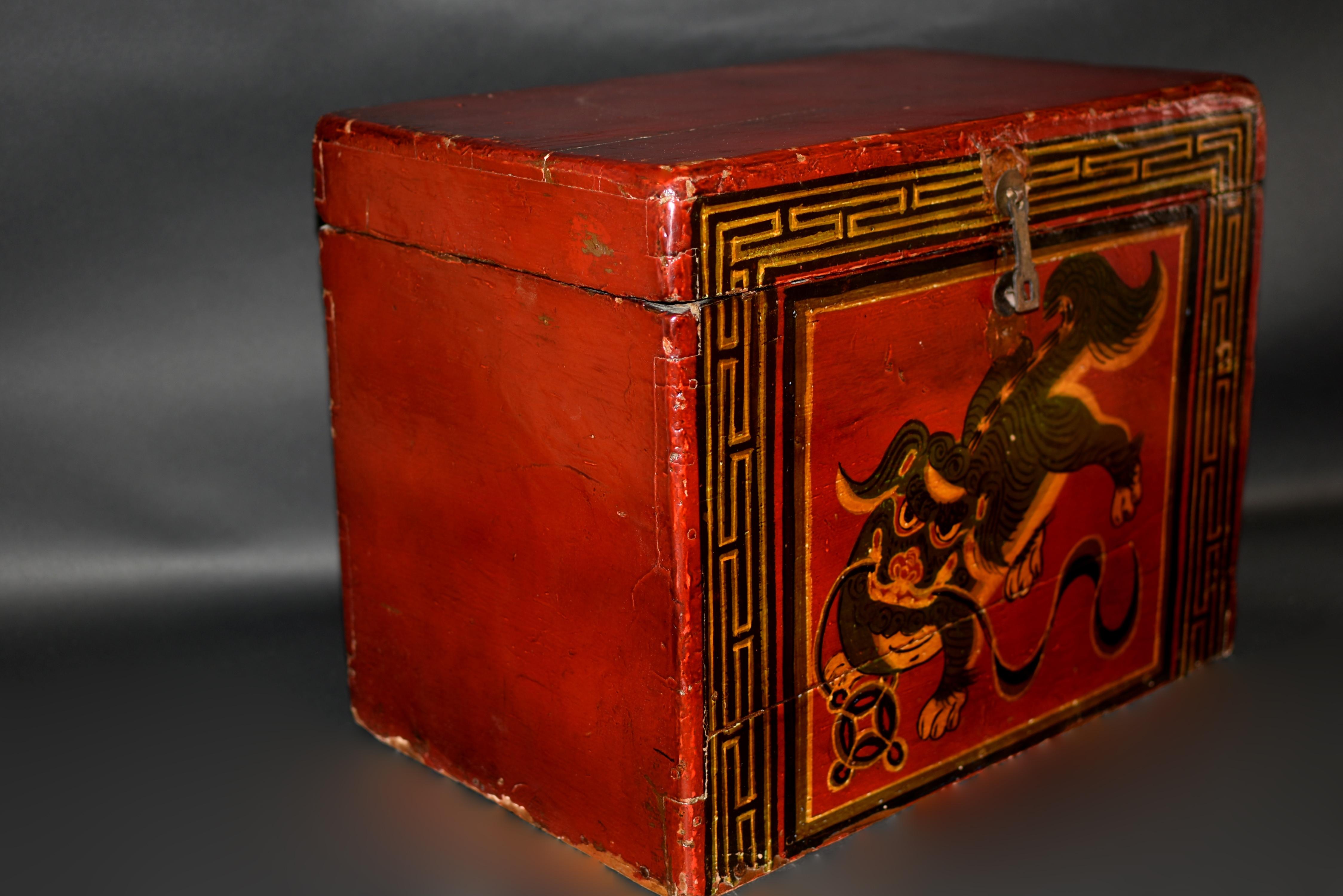 Antique Tibetan Hand Painted Foo Dog Box  In Good Condition In Somis, CA