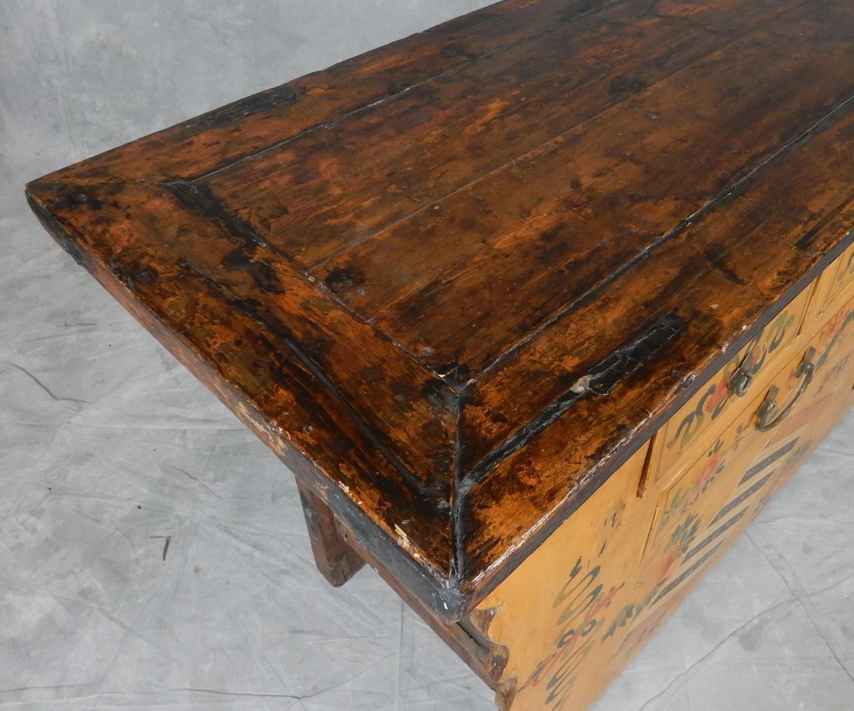 Ancien buffet tibétain peint à la main circa early 20th Century en vente 1