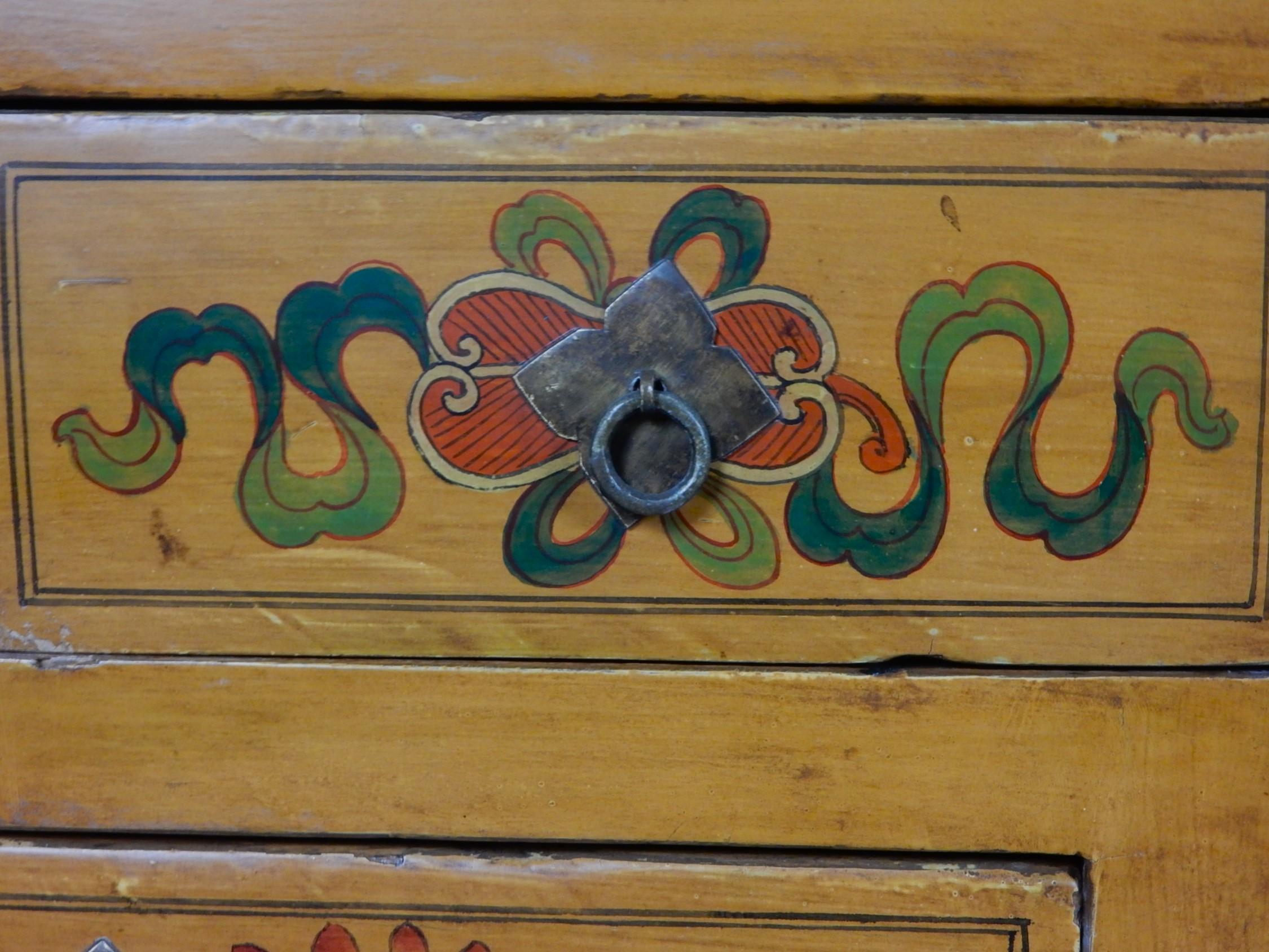 Ancien buffet tibétain peint à la main circa early 20th Century en vente 2