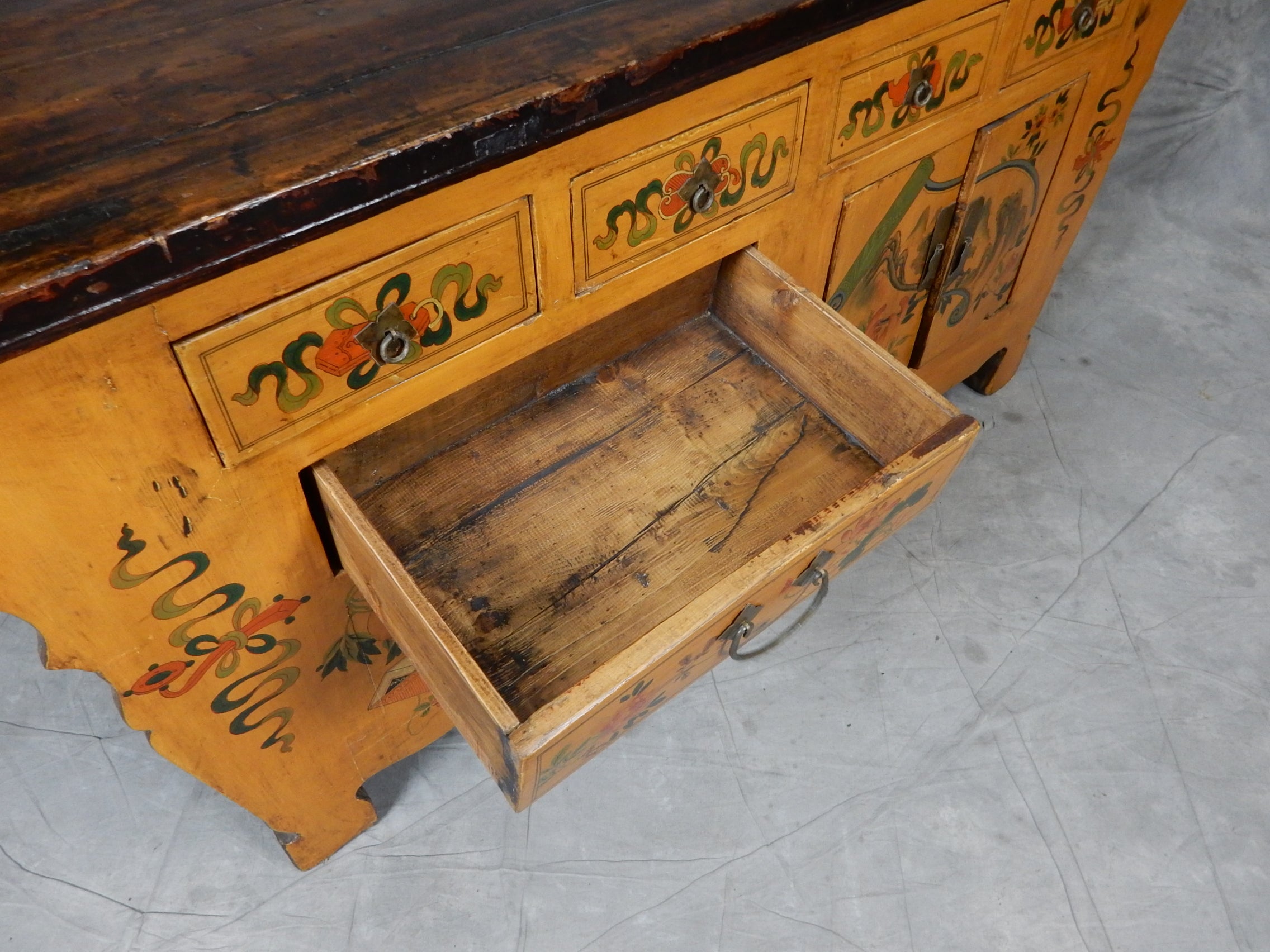 Tibétain Ancien buffet tibétain peint à la main circa early 20th Century en vente