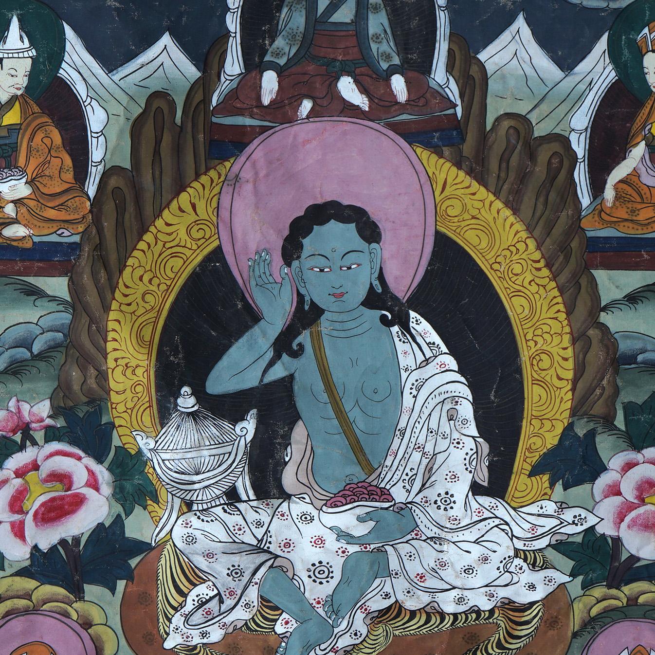 Antike tibetische handbemalte Thangka aus Seide und Leinwand mit Figuren aus Tibet, um 1920

Maße: 33,25''H x 25''B x 0,25''D