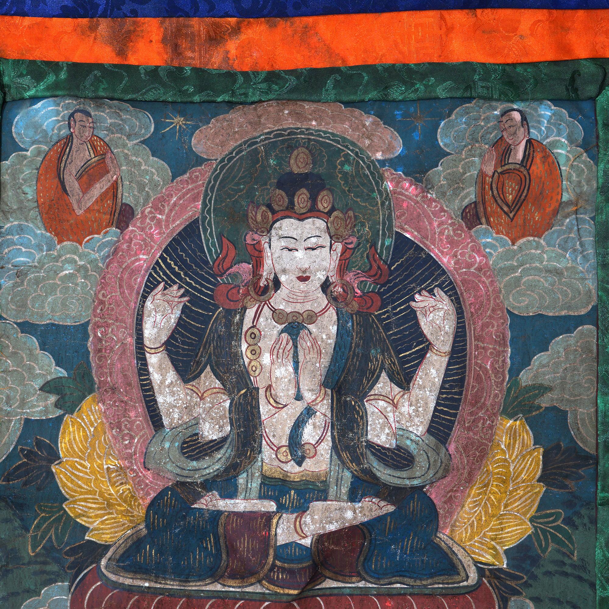Antike tibetische handbemalte Thangka aus Seide und Leinwand mit Figuren aus Tibet, um 1920

Maße: 38''H x 34''B x 0,25''D