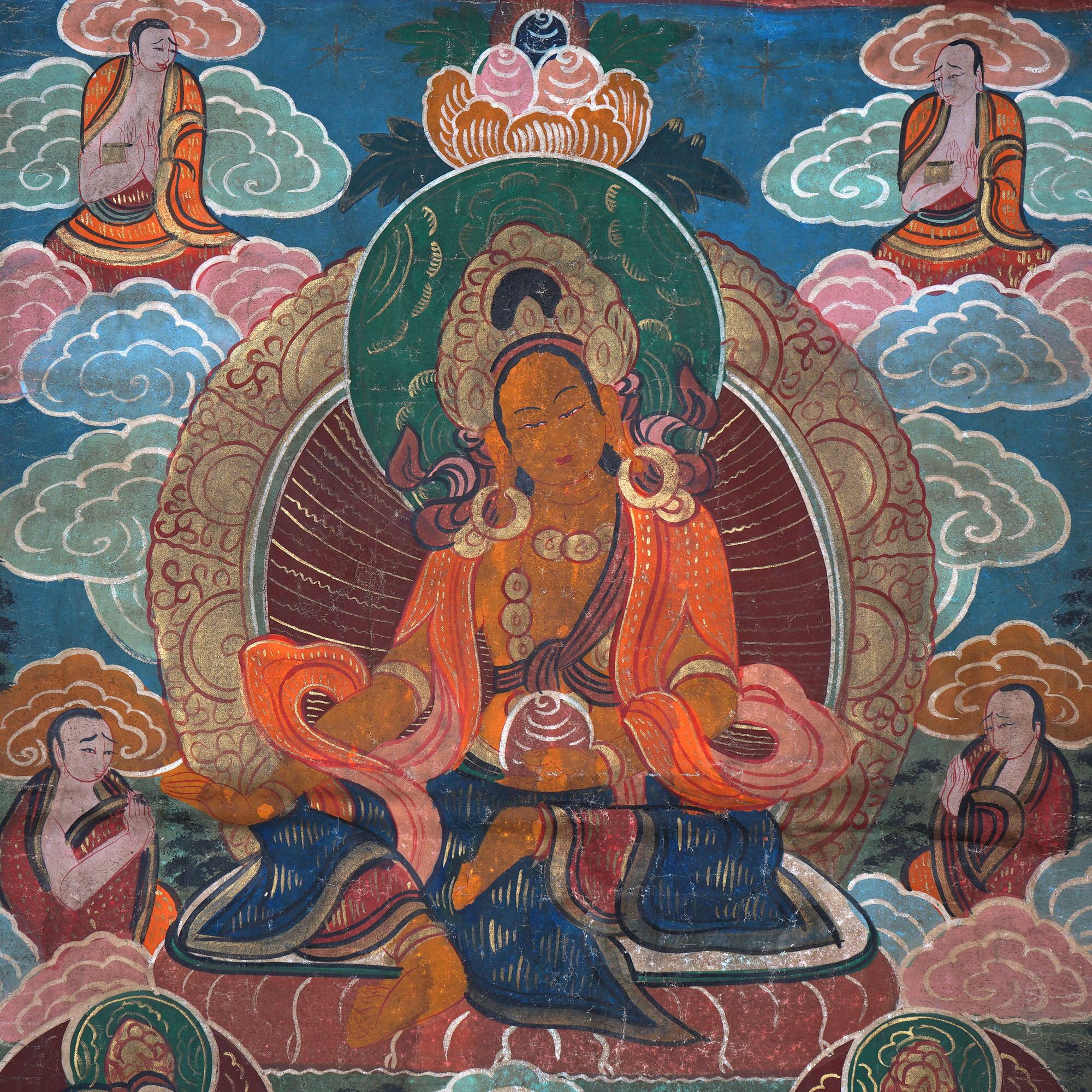 Antike tibetische handbemalte Thangka aus Seide und Leinwand mit Figuren aus Tibet, um 1920

Maße: 37''H x 31''B x 0,25''T