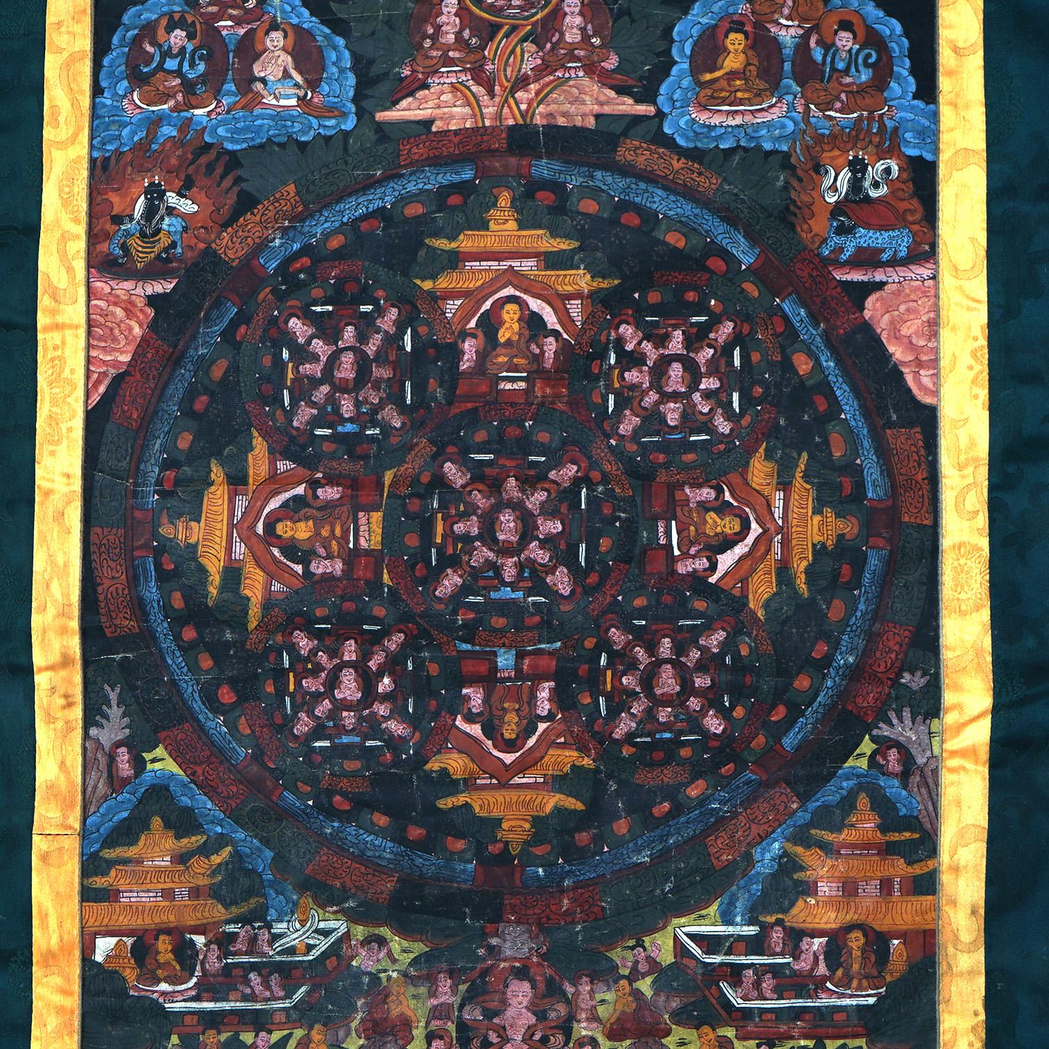 Antike tibetische handbemalte Thangka aus Seide und Leinwand mit Figuren aus Tibet, um 1920

Maße: 30,5''H x 22,25''B x 0,25''D