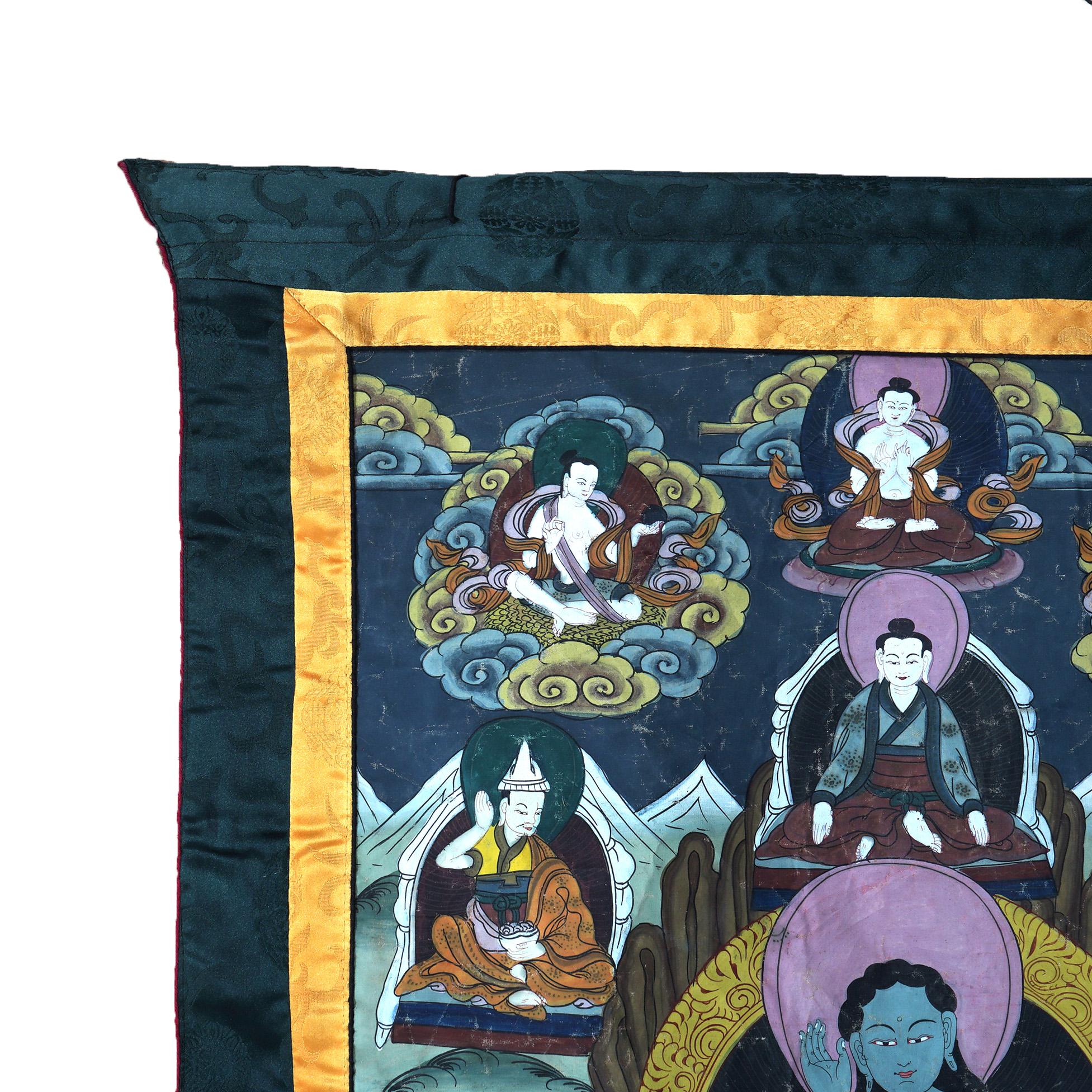 Antike tibetische handbemalte Thangka aus Seide und Leinwand mit Figuren aus Tibet, um 1920 (Tibetisch) im Angebot