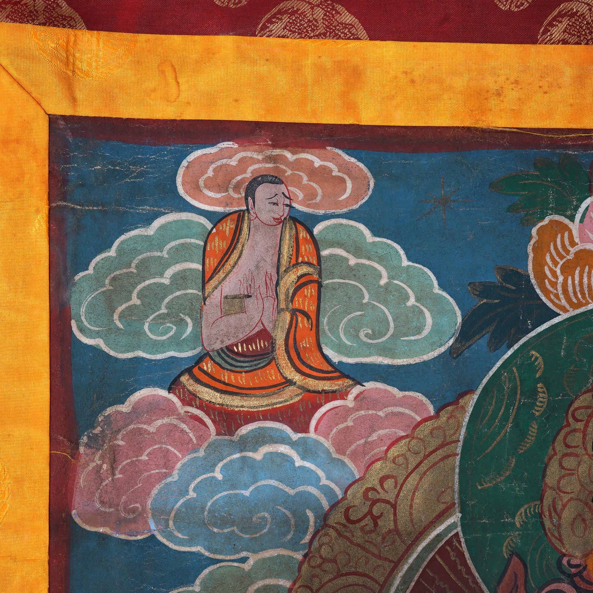 Antike tibetische handbemalte Thangka aus Seide und Leinwand mit Figuren aus Tibet, um 1920 (Tibetisch) im Angebot