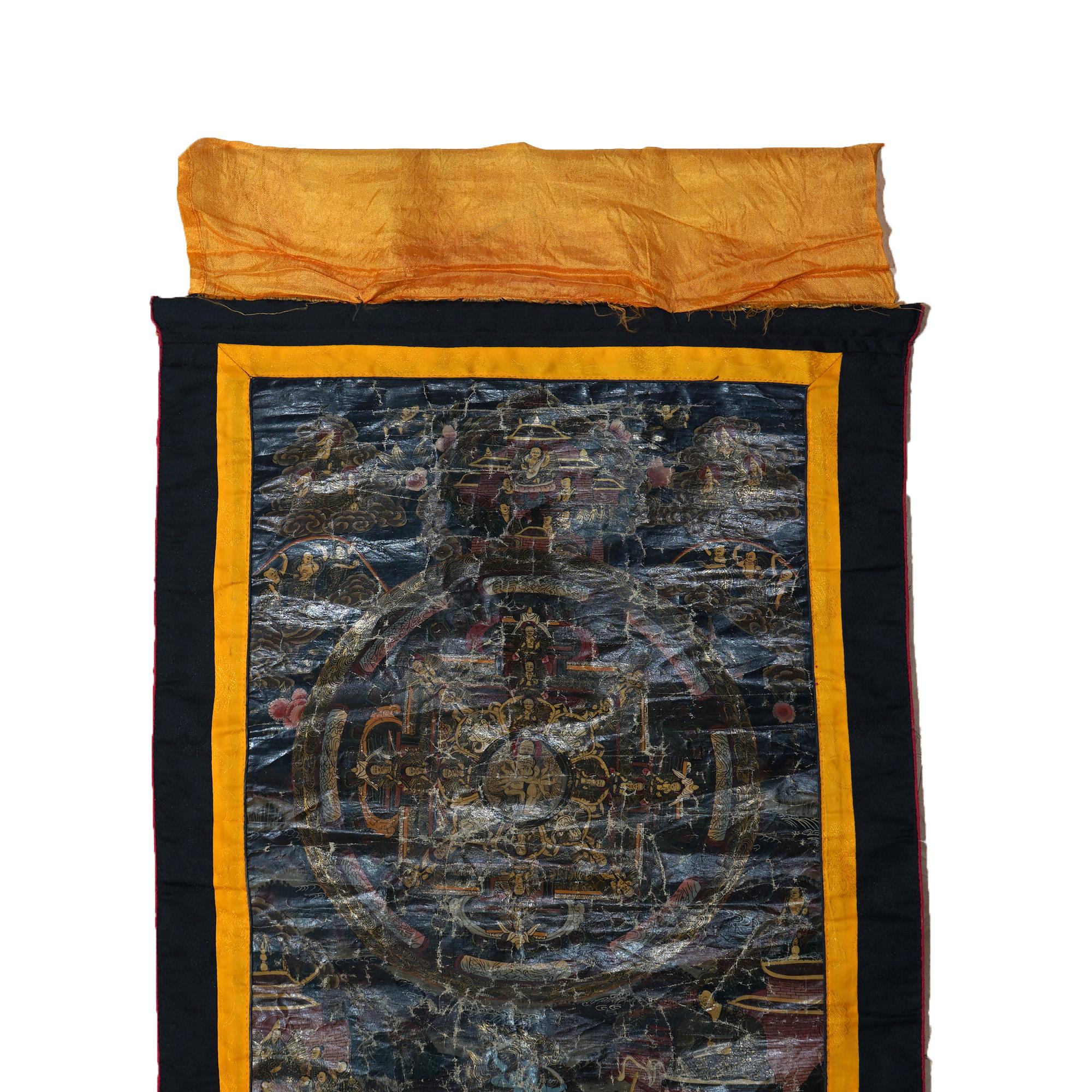 Antike tibetische handbemalte Thangka aus Seide und Leinwand mit Figuren aus Tibet, um 1920 (Tibetisch) im Angebot