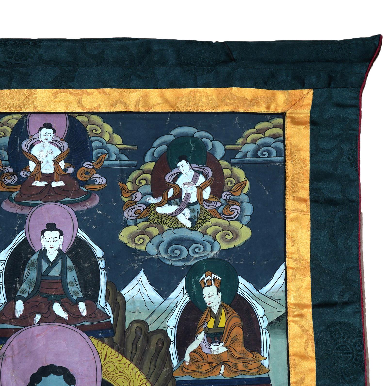 Antike tibetische handbemalte Thangka aus Seide und Leinwand mit Figuren aus Tibet, um 1920 (Handbemalt) im Angebot
