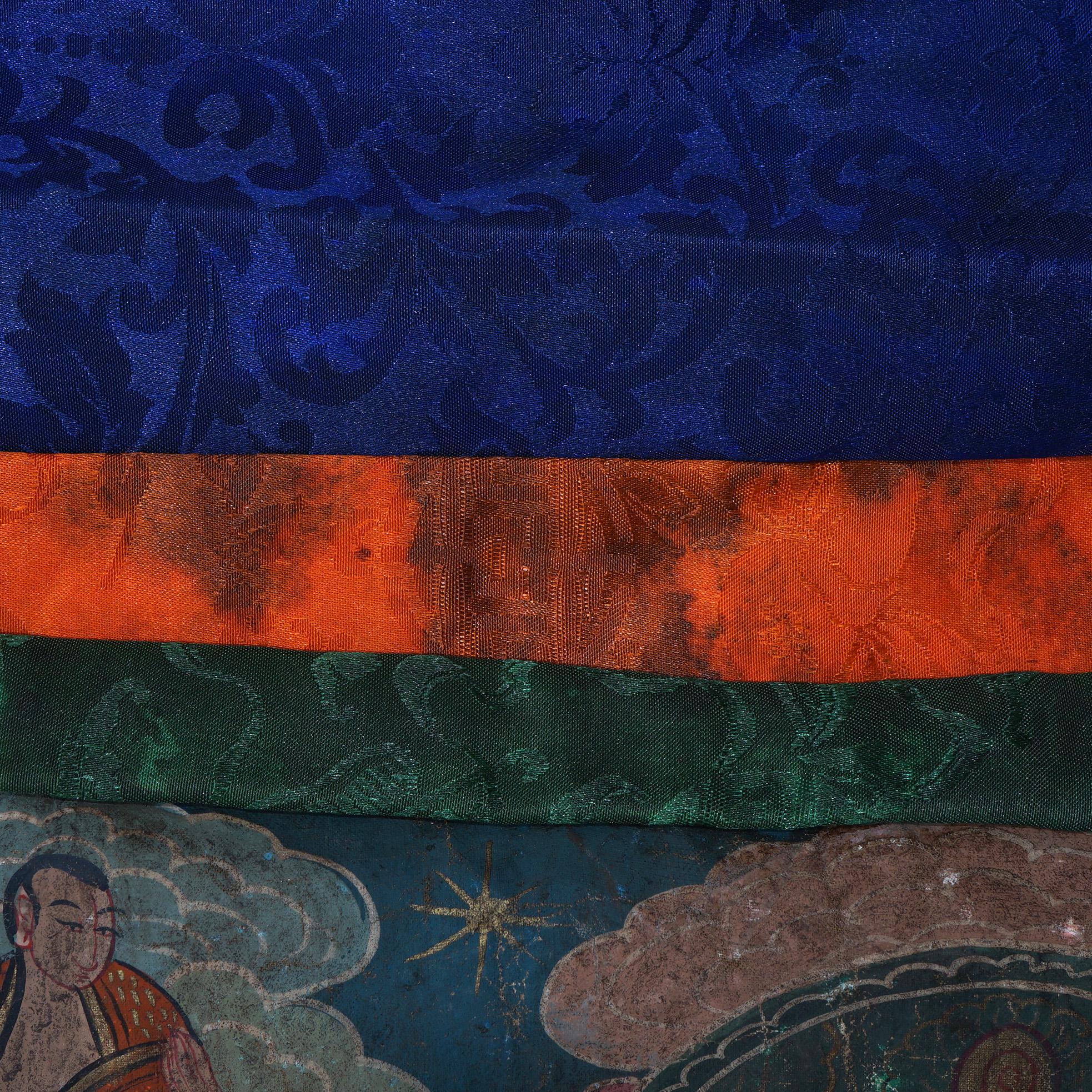 Antike tibetische handbemalte Thangka aus Seide und Leinwand mit Figuren aus Tibet, um 1920 (Handbemalt) im Angebot