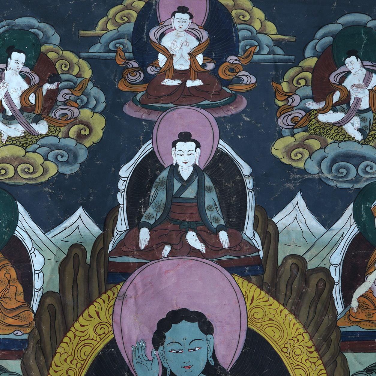 Antike tibetische handbemalte Thangka aus Seide und Leinwand mit Figuren aus Tibet, um 1920 im Zustand „Gut“ im Angebot in Big Flats, NY
