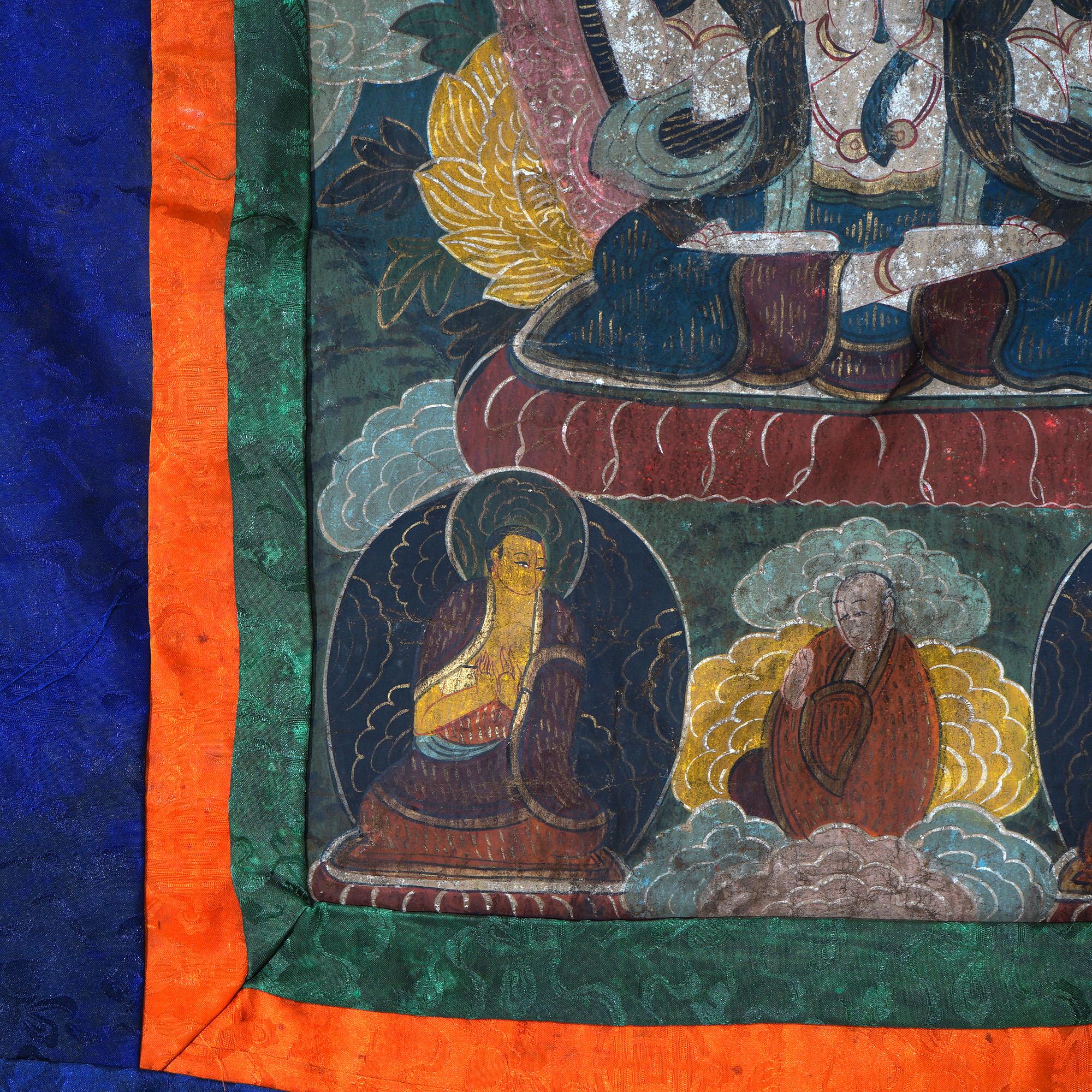 Antike tibetische handbemalte Thangka aus Seide und Leinwand mit Figuren aus Tibet, um 1920 im Zustand „Gut“ im Angebot in Big Flats, NY