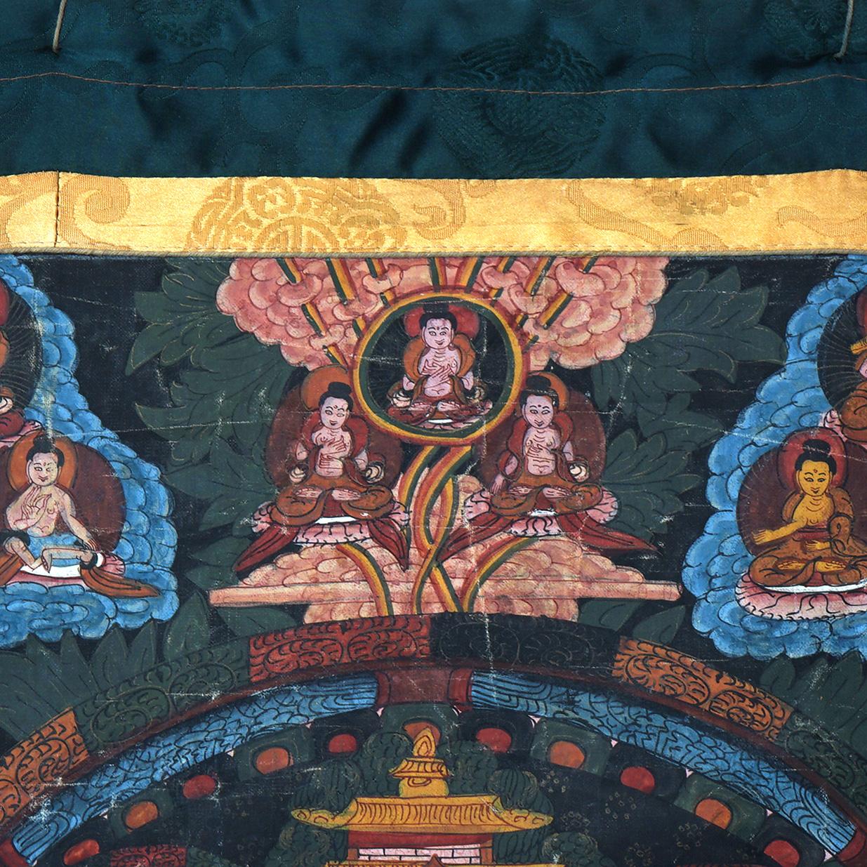 Antike tibetische handbemalte Thangka aus Seide und Leinwand mit Figuren aus Tibet, um 1920 im Zustand „Gut“ im Angebot in Big Flats, NY