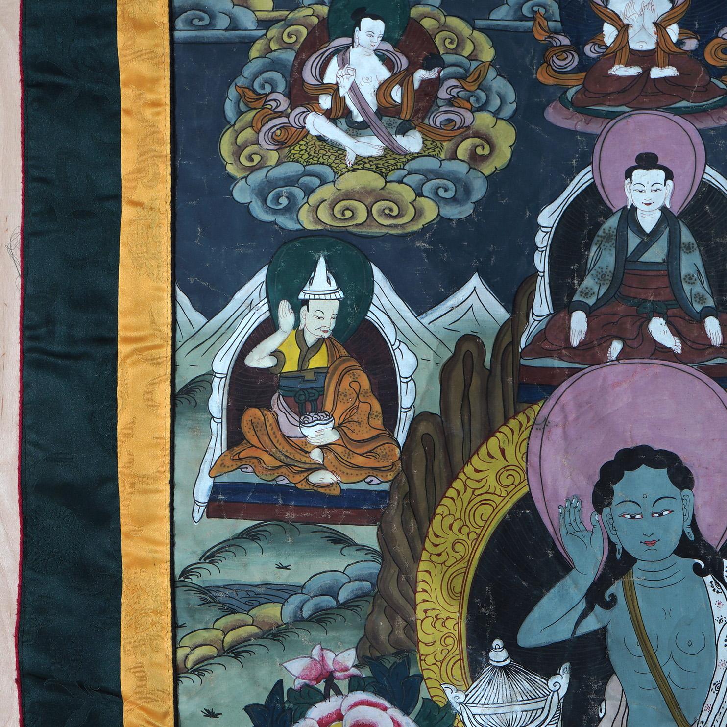 Antike tibetische handbemalte Thangka aus Seide und Leinwand mit Figuren aus Tibet, um 1920 (20. Jahrhundert) im Angebot