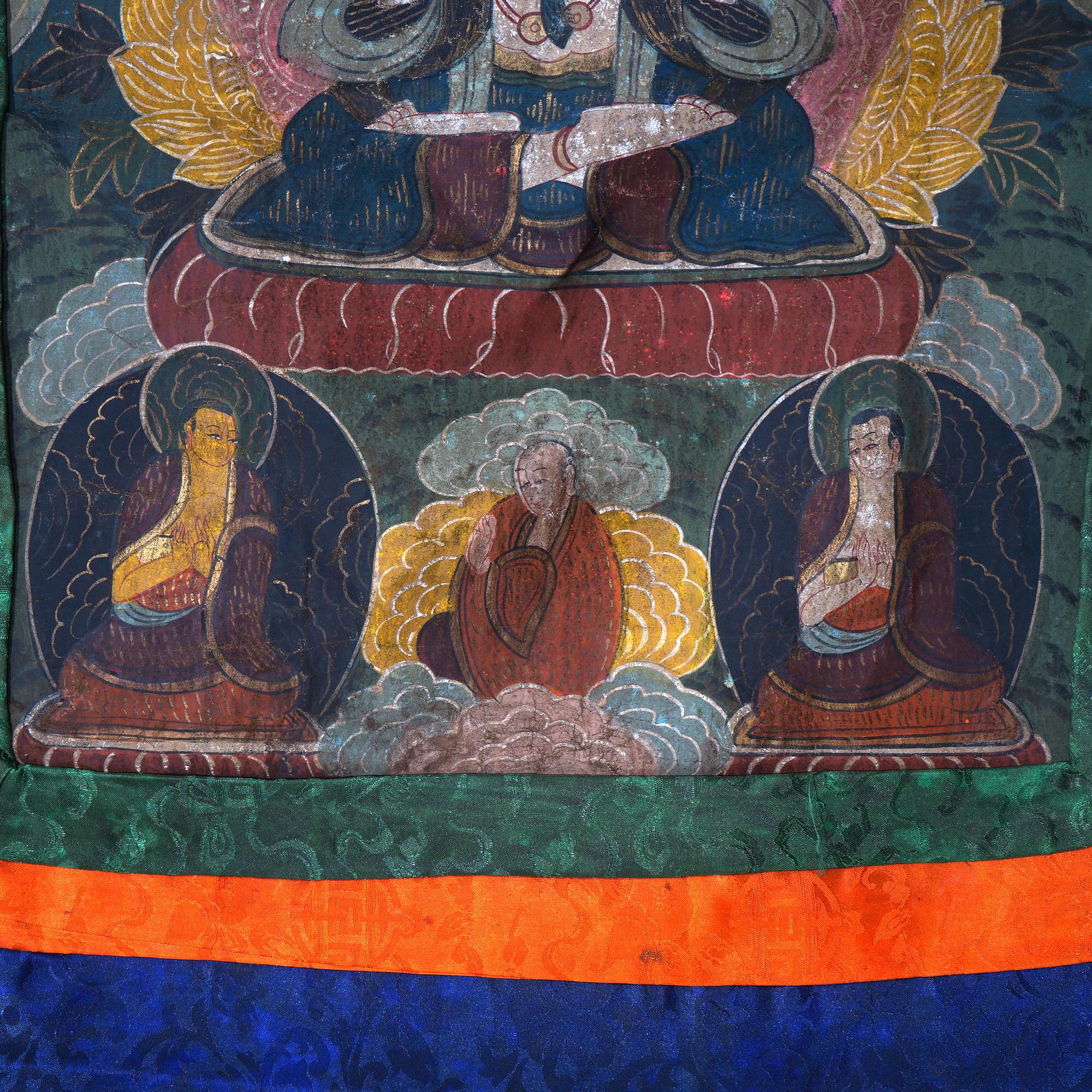 Antike tibetische handbemalte Thangka aus Seide und Leinwand mit Figuren aus Tibet, um 1920 im Angebot 1