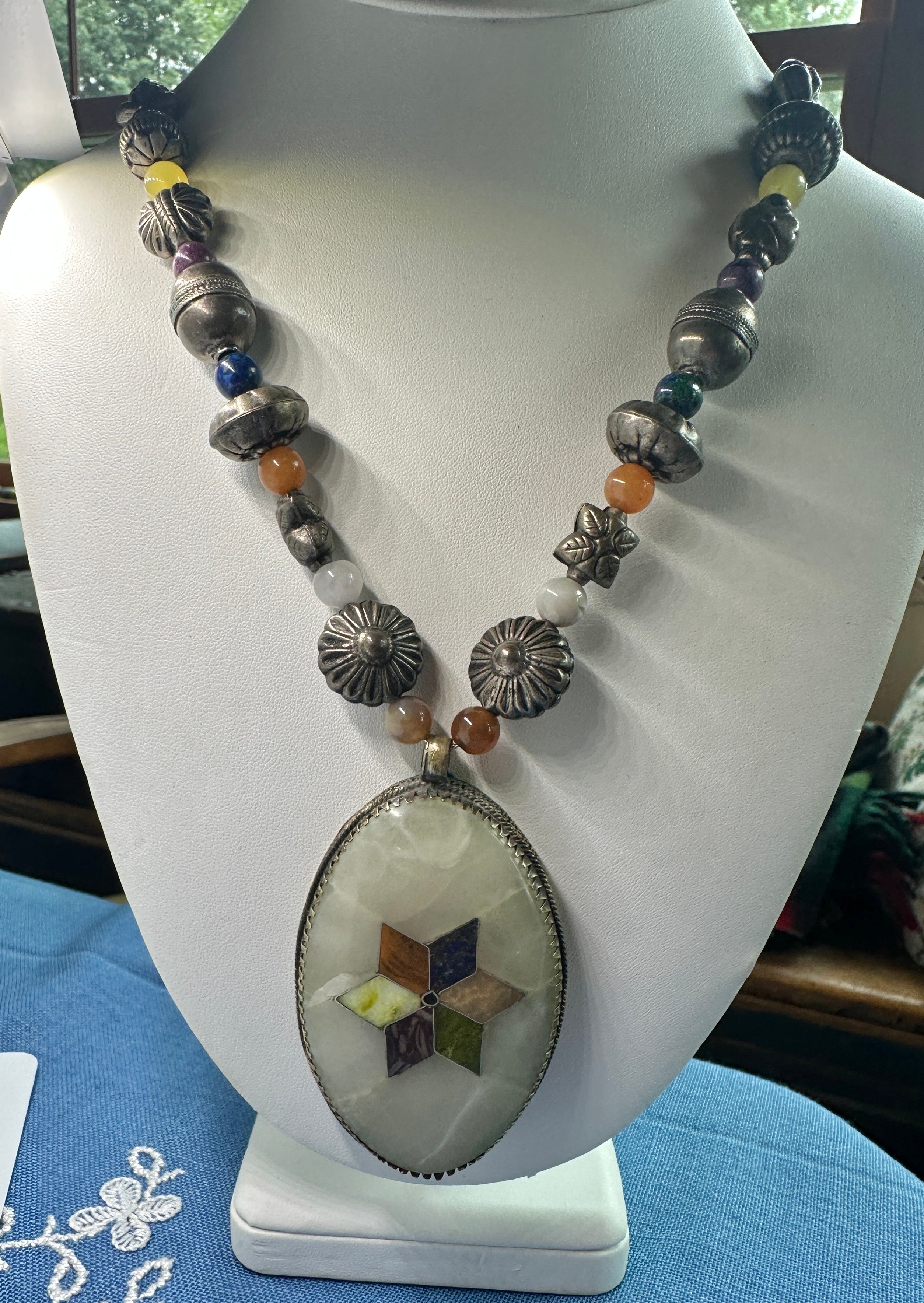 DIES IST EINE SPEKTAKULÄRE ANTIKE TIBETISCHE ODER CHINESISCHE JADE-ANHÄNGER-HALSKETTE MIT EINEM WUNDERSCHÖNEN GESCHNITZTEN HAMMELFETT-JADE-MEDAILLON MIT JADE UND EDELSTEINEN IN EINEM SILBERNEN FILIGRANEN ANHÄNGER AN EINER KETTE MIT SILBERPERLEN UND