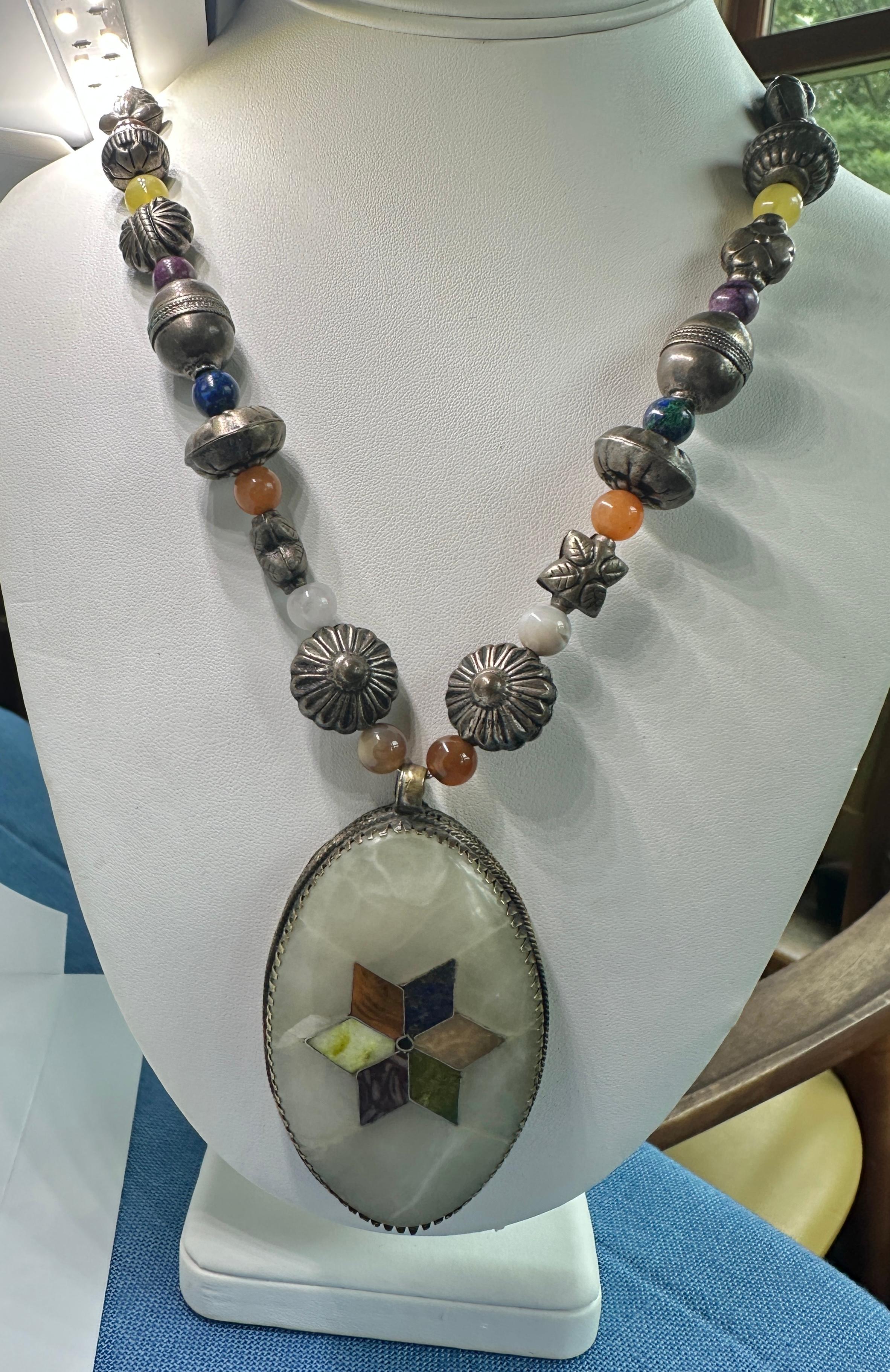 Antike Tibetische Jade Halskette Gelbe Jade Tigerauge Lapis Perlen Silber im Zustand „Hervorragend“ im Angebot in New York, NY
