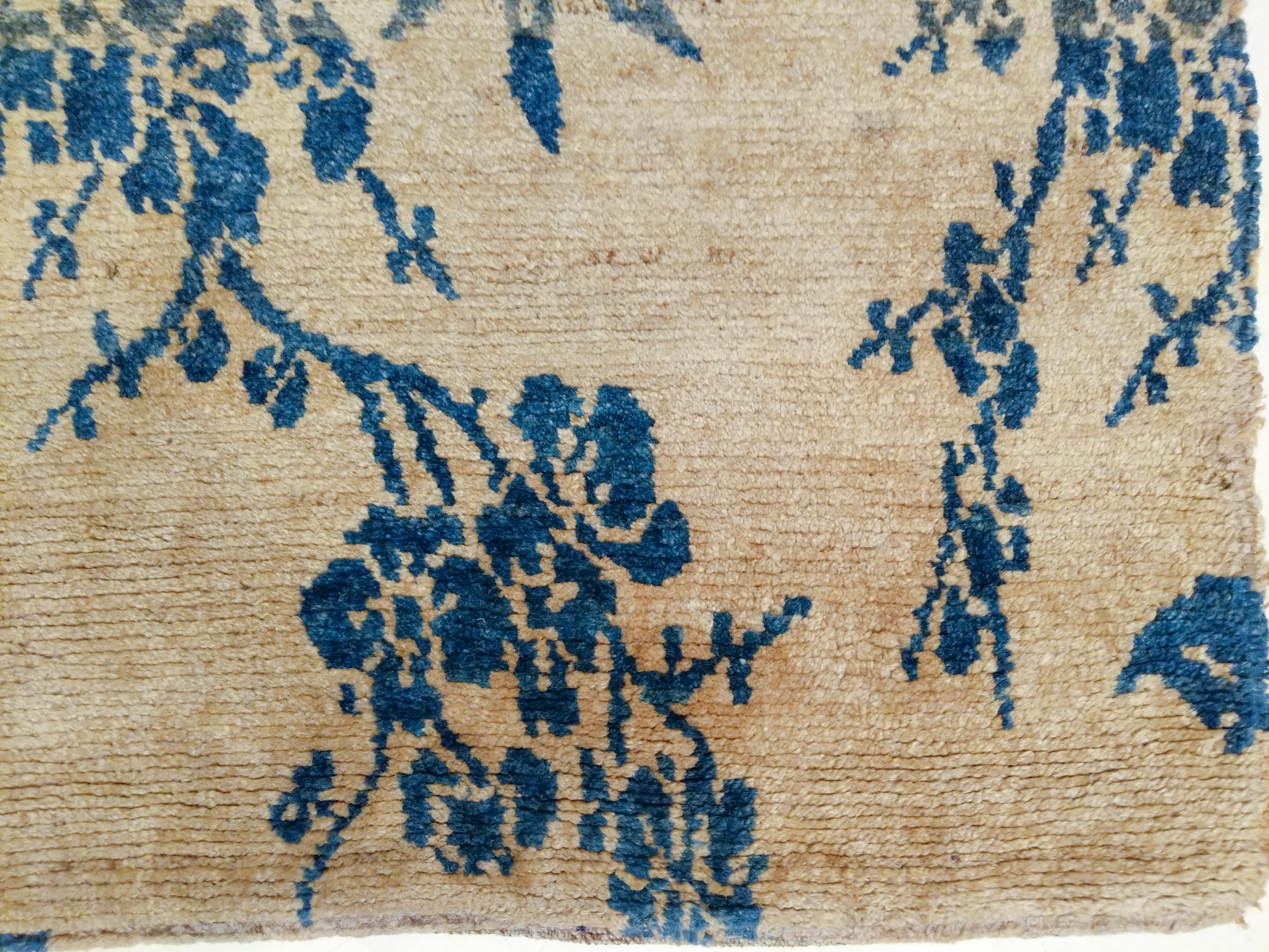 Antique Tibetan Khaden Rug with Indigo Scrolling Peonies In Good Condition For Sale In Milan, IT