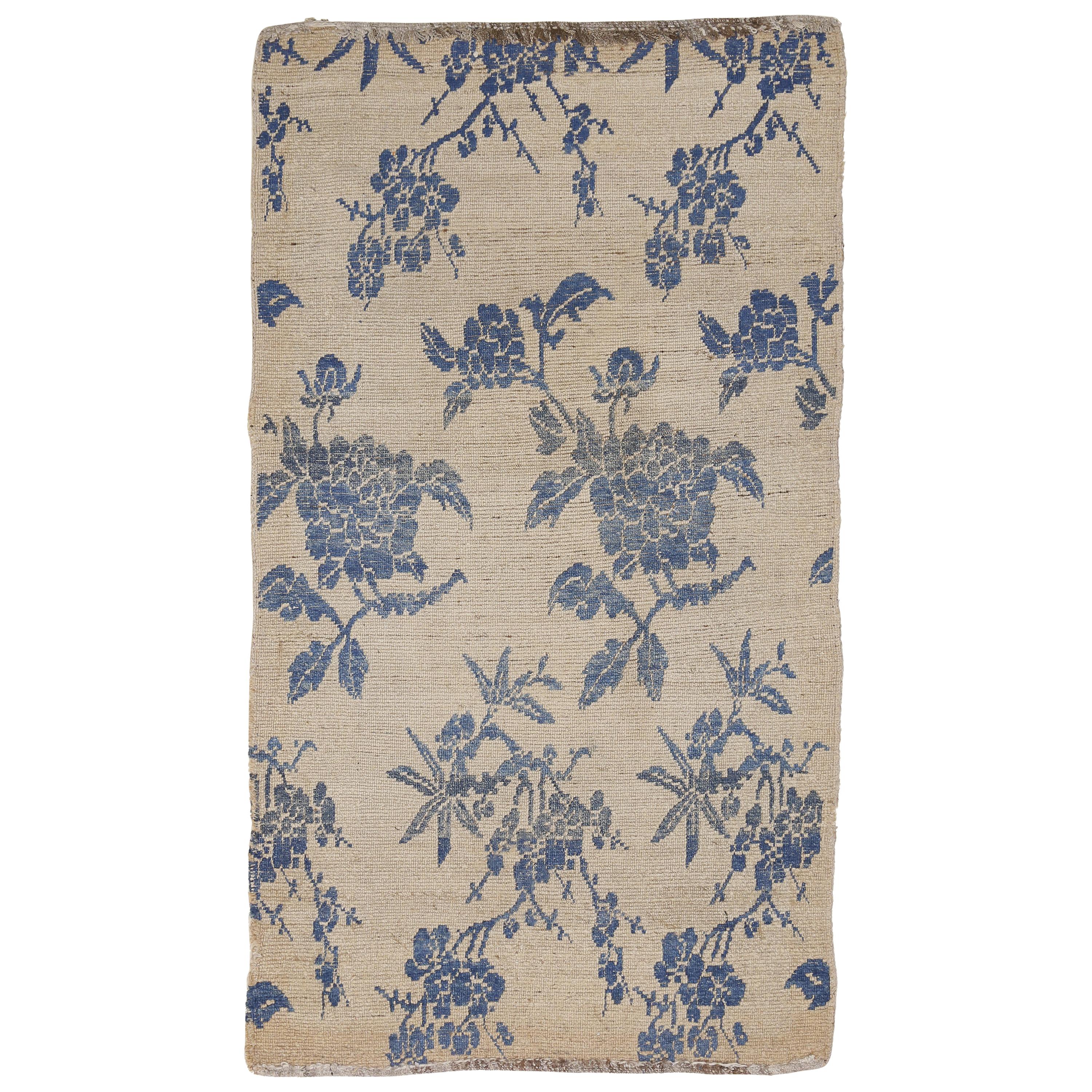 Tapis tibétain antique Khaden avec pivoines à défilement indigo