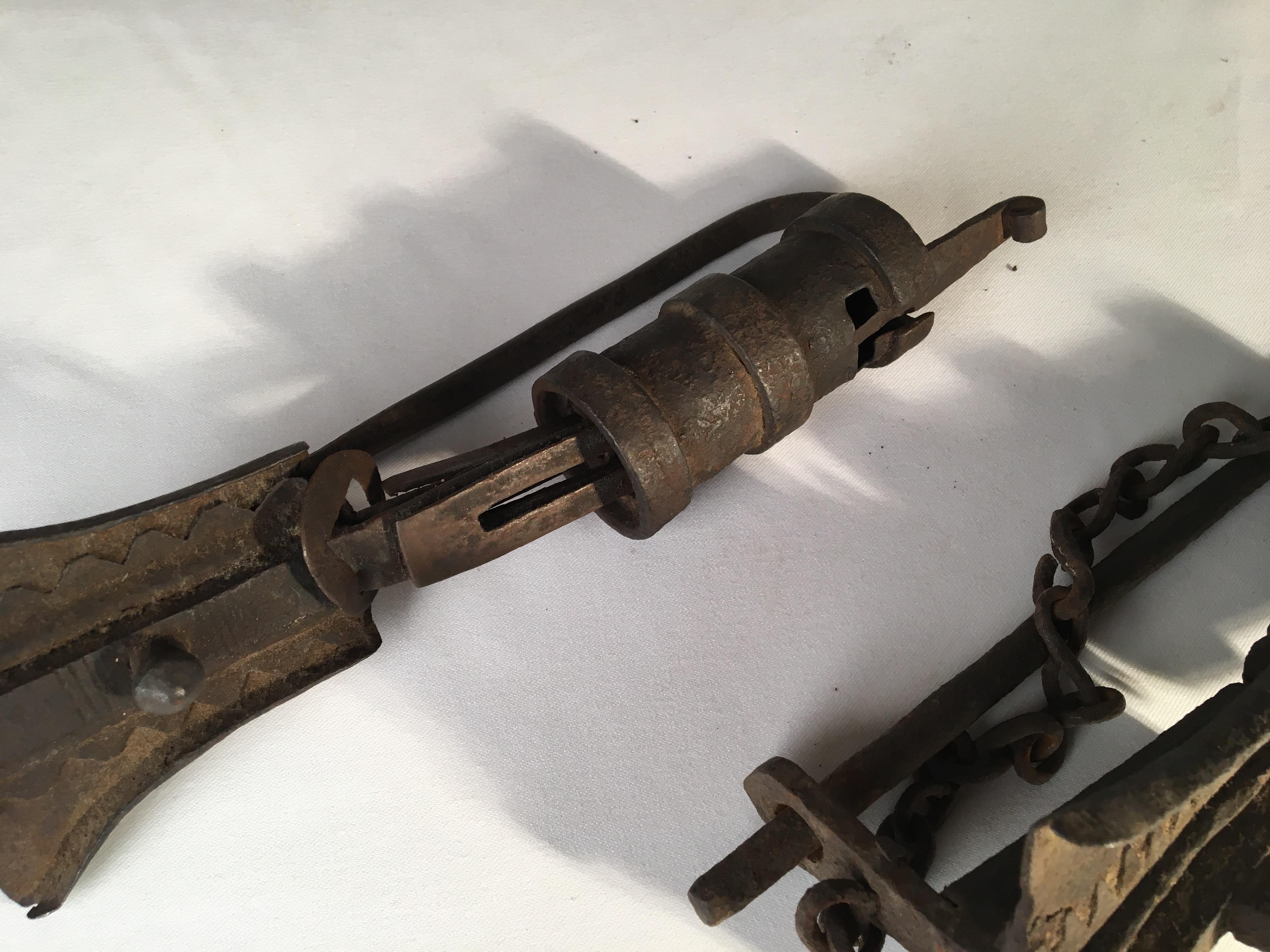 Antique Tibetan Locks in Iron im Zustand „Relativ gut“ in Doylestown, PA