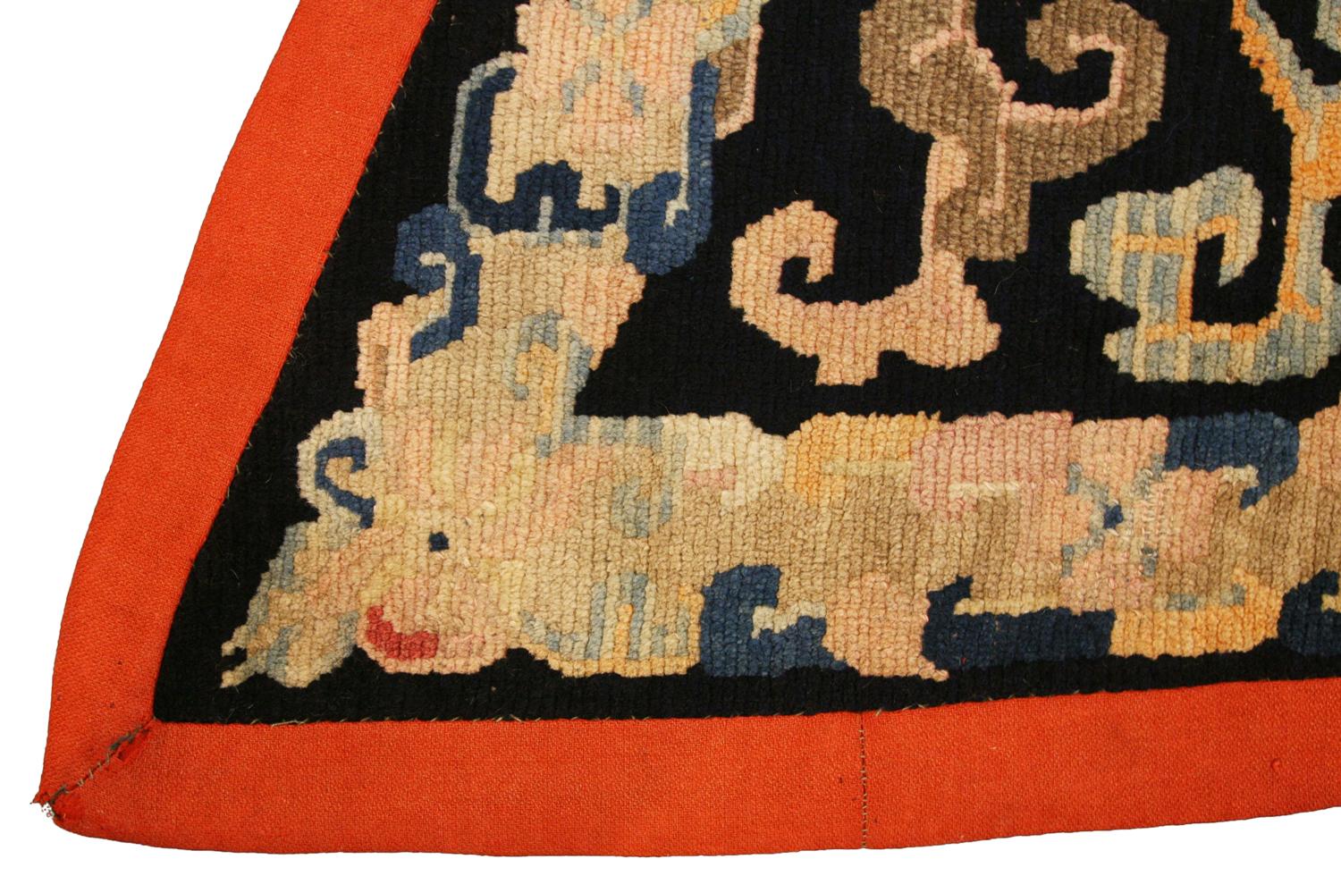 Il s'agit d'une ancienne couverture de cheval tibétaine tissée au cours du dernier quart du 19e siècle, entre 1880 et 1900. Elle mesure 107 x 70 cm. Le champ est orné d'une seule grande fleur de lotus avec des vignes saillantes sur un fond noir qui