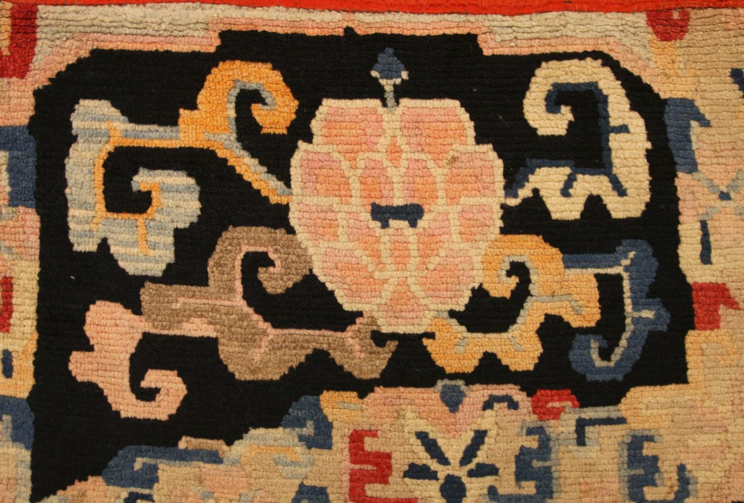 Tibétain Tapis tibétain ancien en laine à motif de fleurs de lotus, 1880-1900 en vente