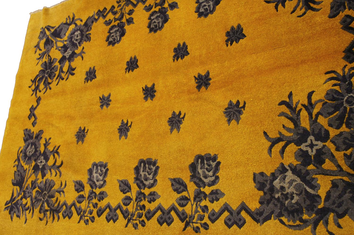 Antique Tibetan Minimalist Floral Design Rug, ca. 1920 In Good Condition For Sale In Ferrara, IT