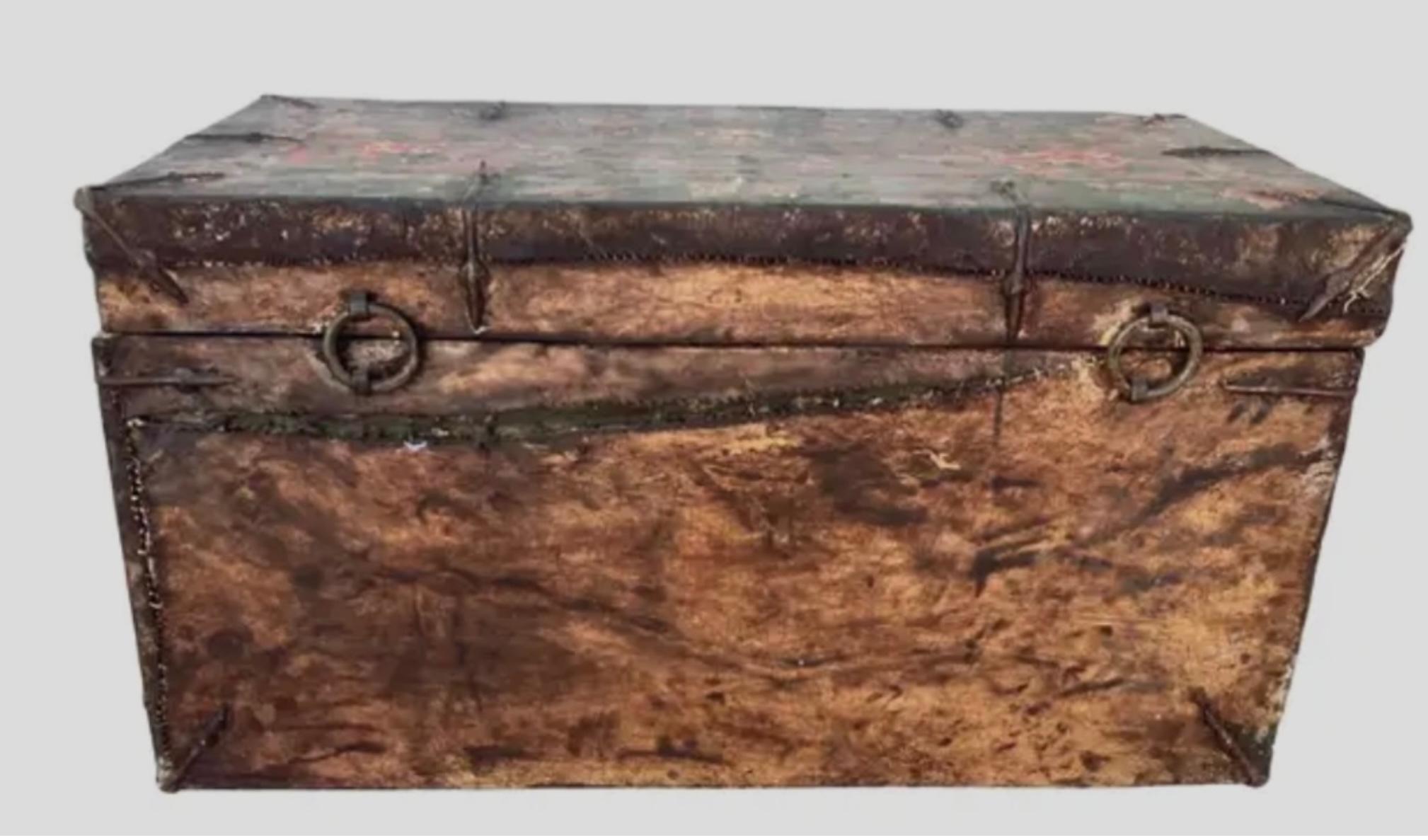 Ancienne commode ou coffre tibétain en cuir et fer peint en vente 2