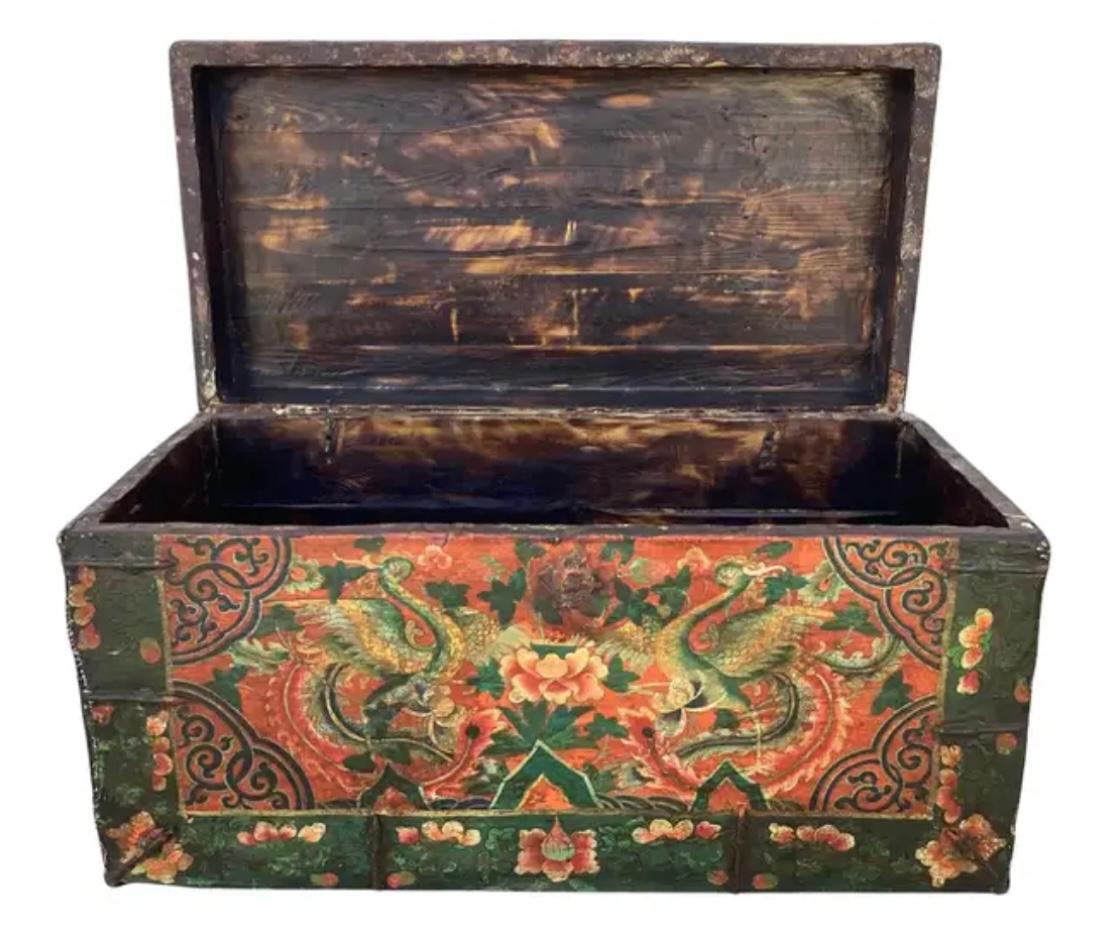 Antike tibetische Kommode oder Truhe aus bemaltem Leder und Eisen (18. Jahrhundert und früher) im Angebot