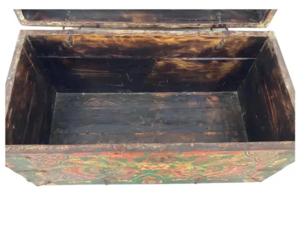 Antike tibetische Kommode oder Truhe aus bemaltem Leder und Eisen (Holz) im Angebot