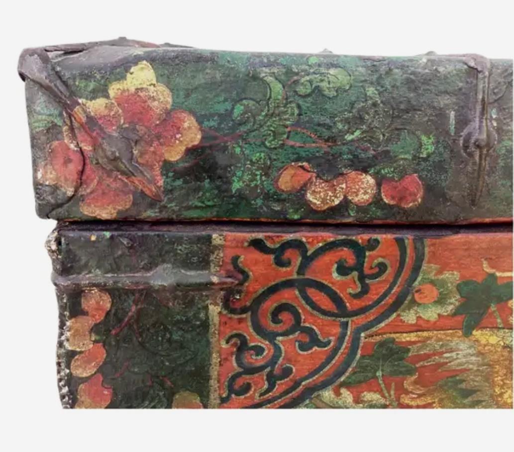 Baúl o arcón antiguo tibetano de hierro y cuero pintado en venta 1