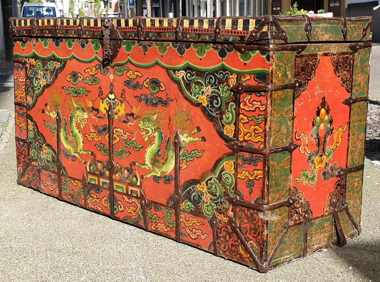 Antique Tibetan Polychrome Decorated Lift Top Trunk For Sale 4