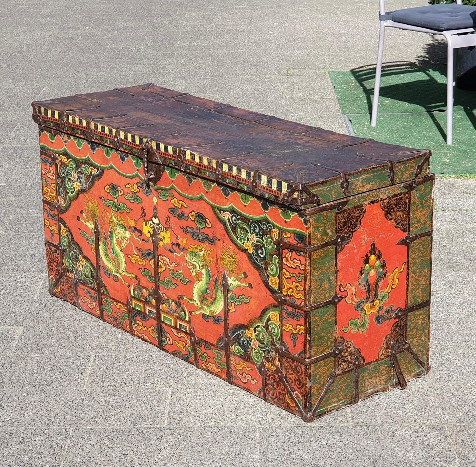 Antique Tibetan Polychrome Decorated Lift Top Trunk In Good Condition For Sale In Antwerp, BE