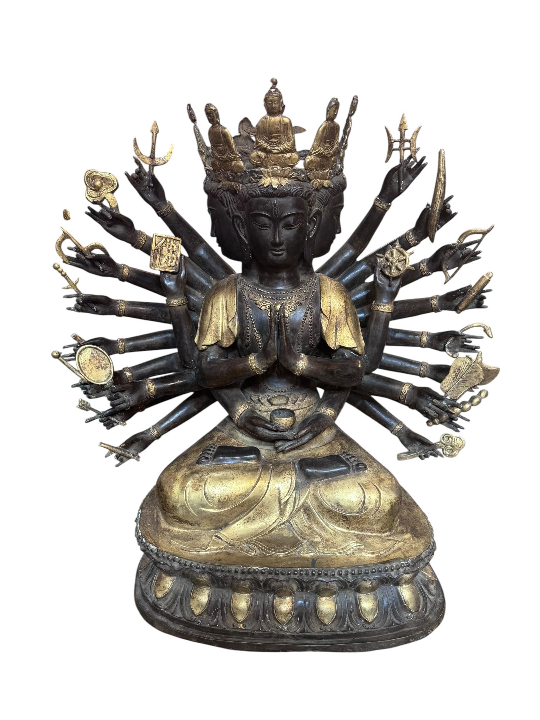 Antiker tibetischer, gekrönter Buddha im Gebet
Dieser Buddha sitzt im Lotussitz auf einer dreieckigen Basis. Seine vielen Hände fächern sich hinter seinem Rücken auf. Zwei Hände sind zum Gebet gefaltet, und zwei halten einen kleinen Becher auf
