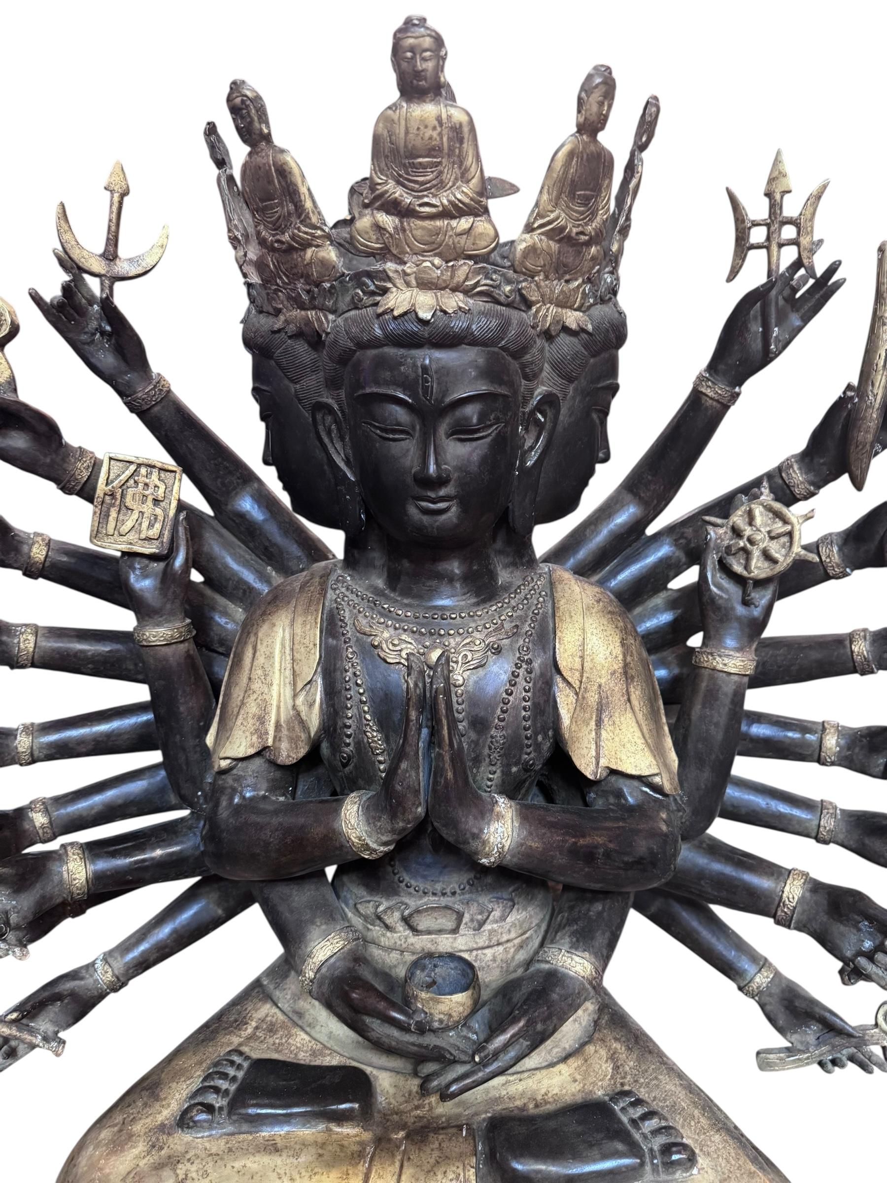 Antiker tibetischer, gekrönter Buddha im Gebet (Tibetisch) im Angebot