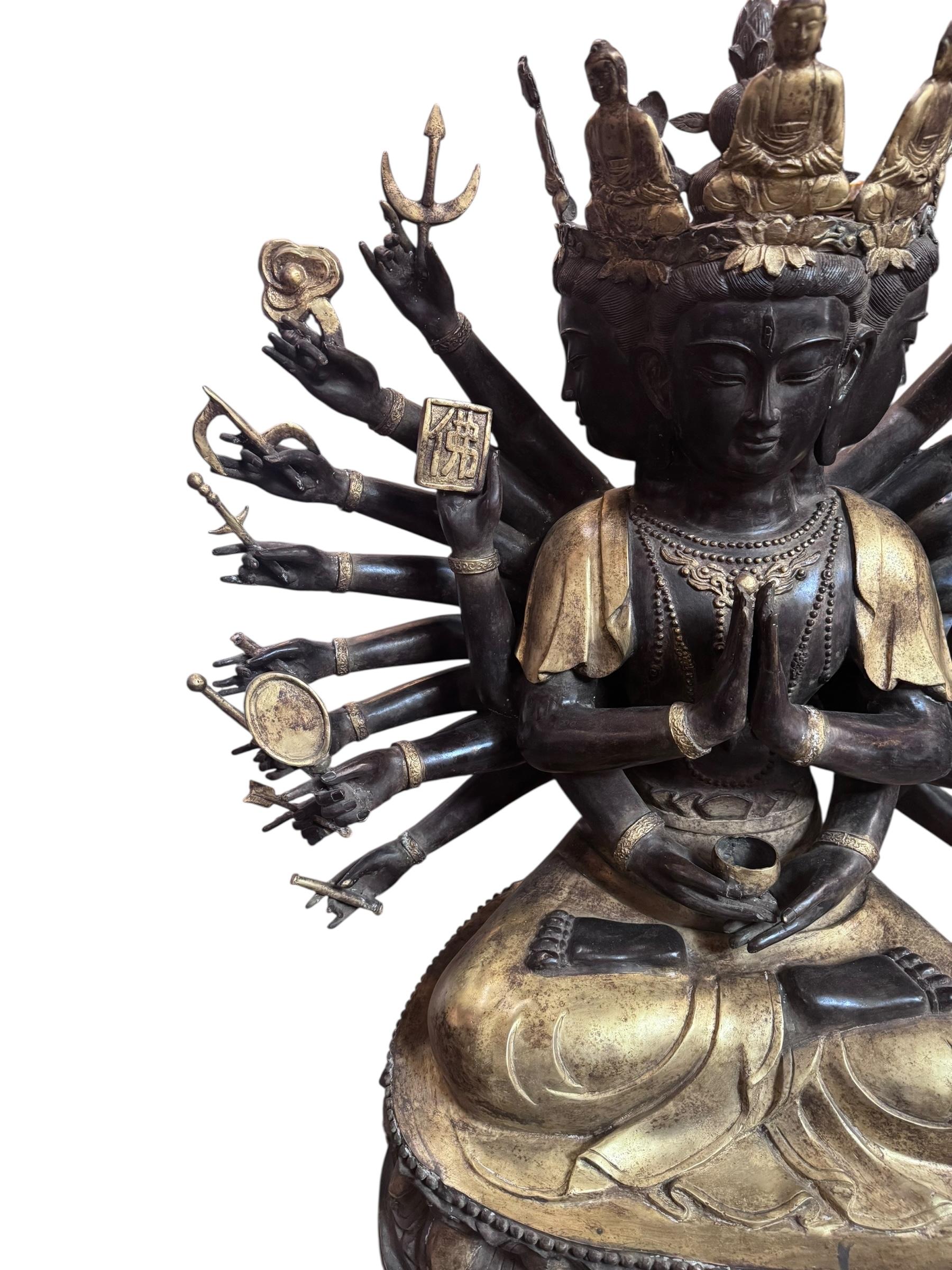 Antiker tibetischer, gekrönter Buddha im Gebet (Tibetisch) im Angebot