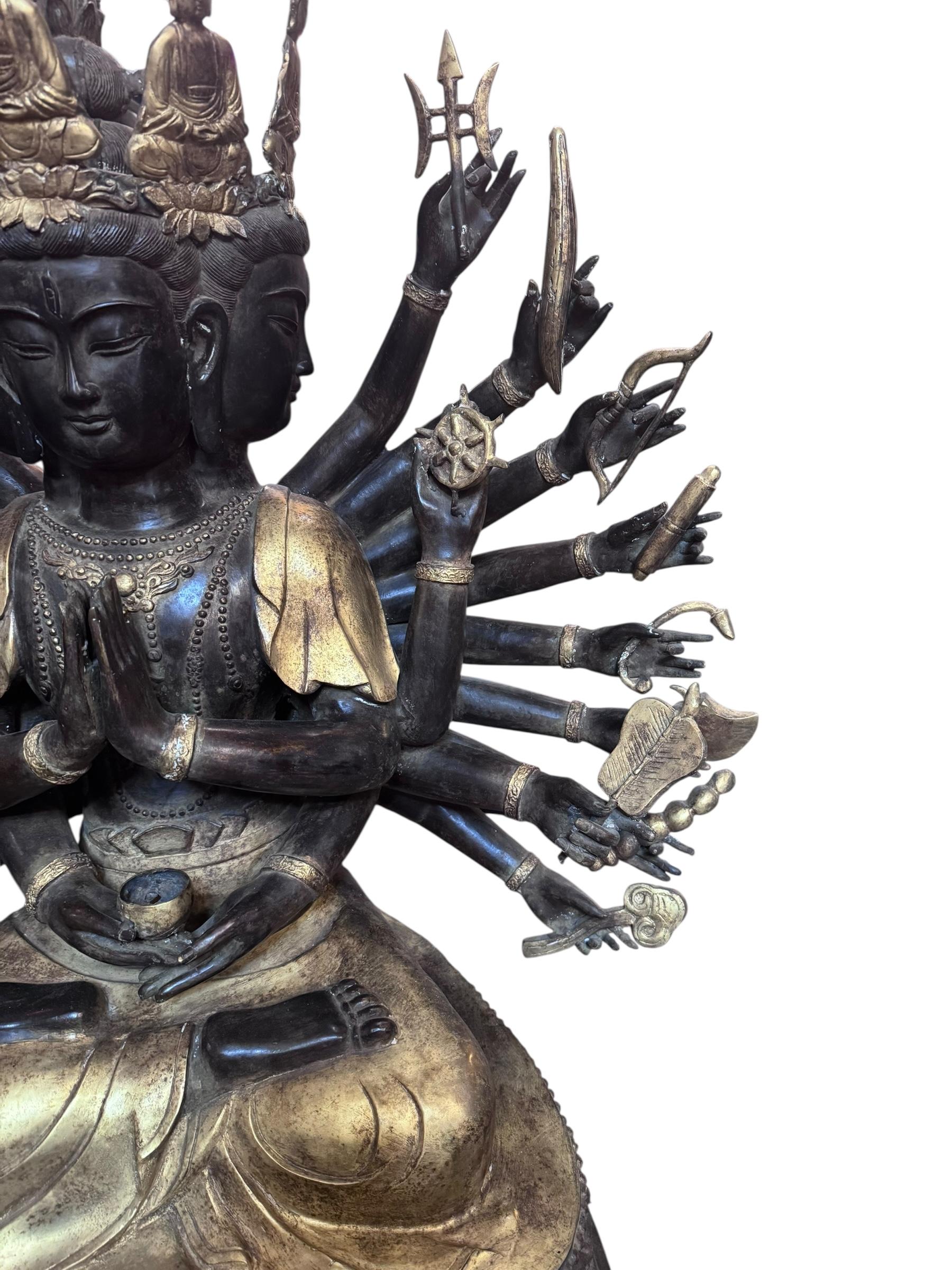 Antiker tibetischer, gekrönter Buddha im Gebet im Zustand „Gut“ im Angebot in Chicago, IL