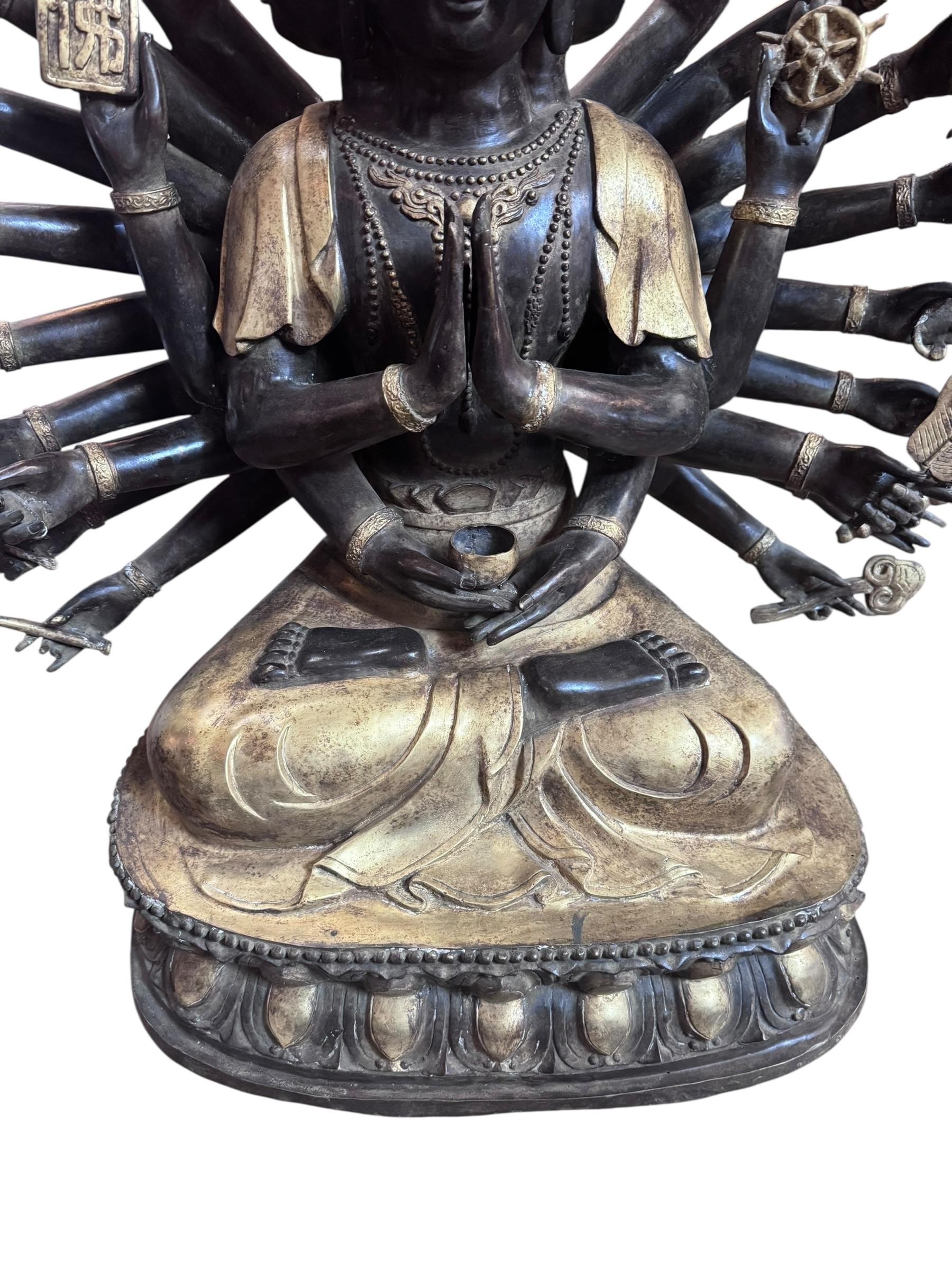 Antiker tibetischer, gekrönter Buddha im Gebet (19. Jahrhundert) im Angebot