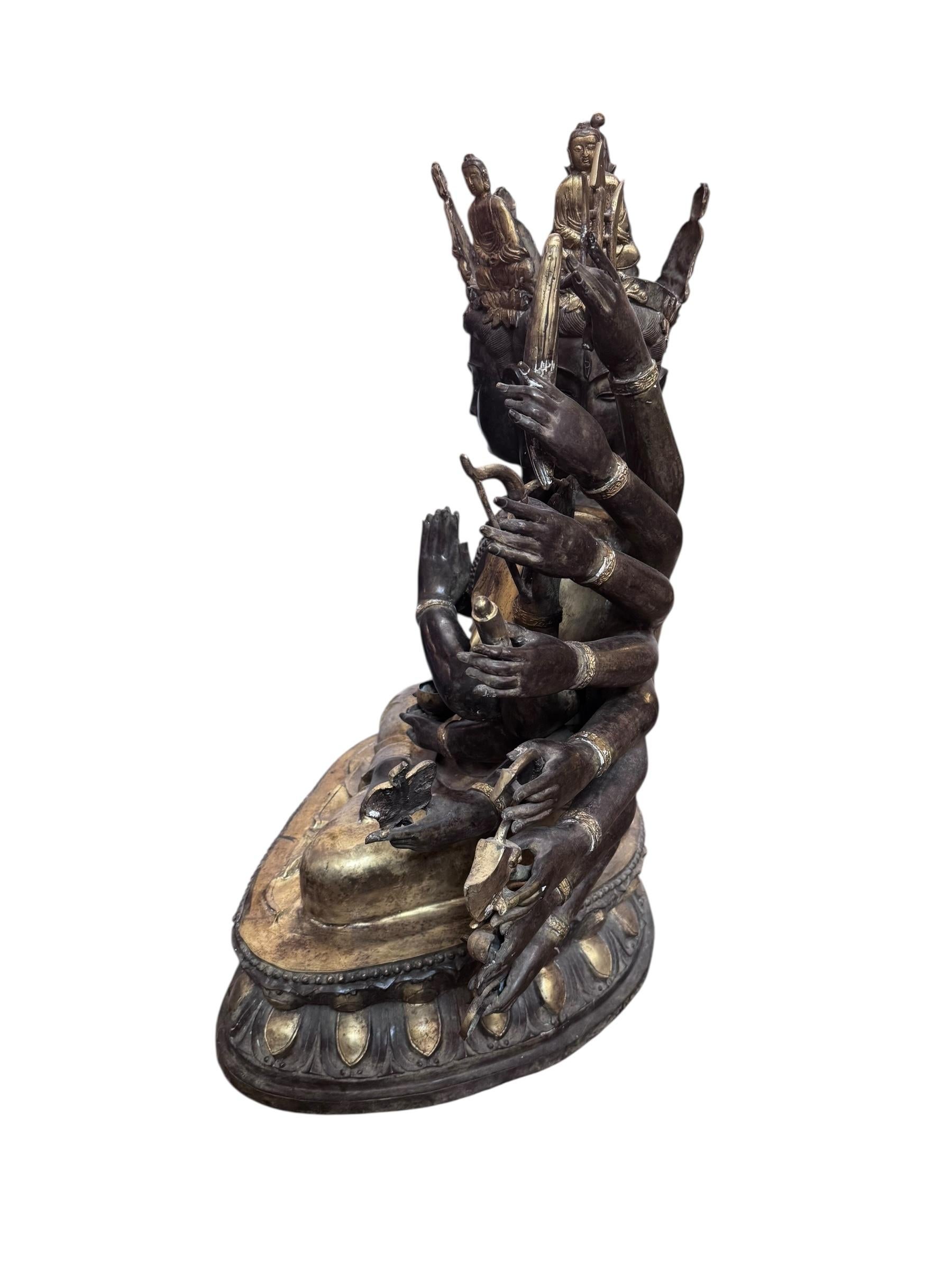 Antiker tibetischer, gekrönter Buddha im Gebet (Metall) im Angebot