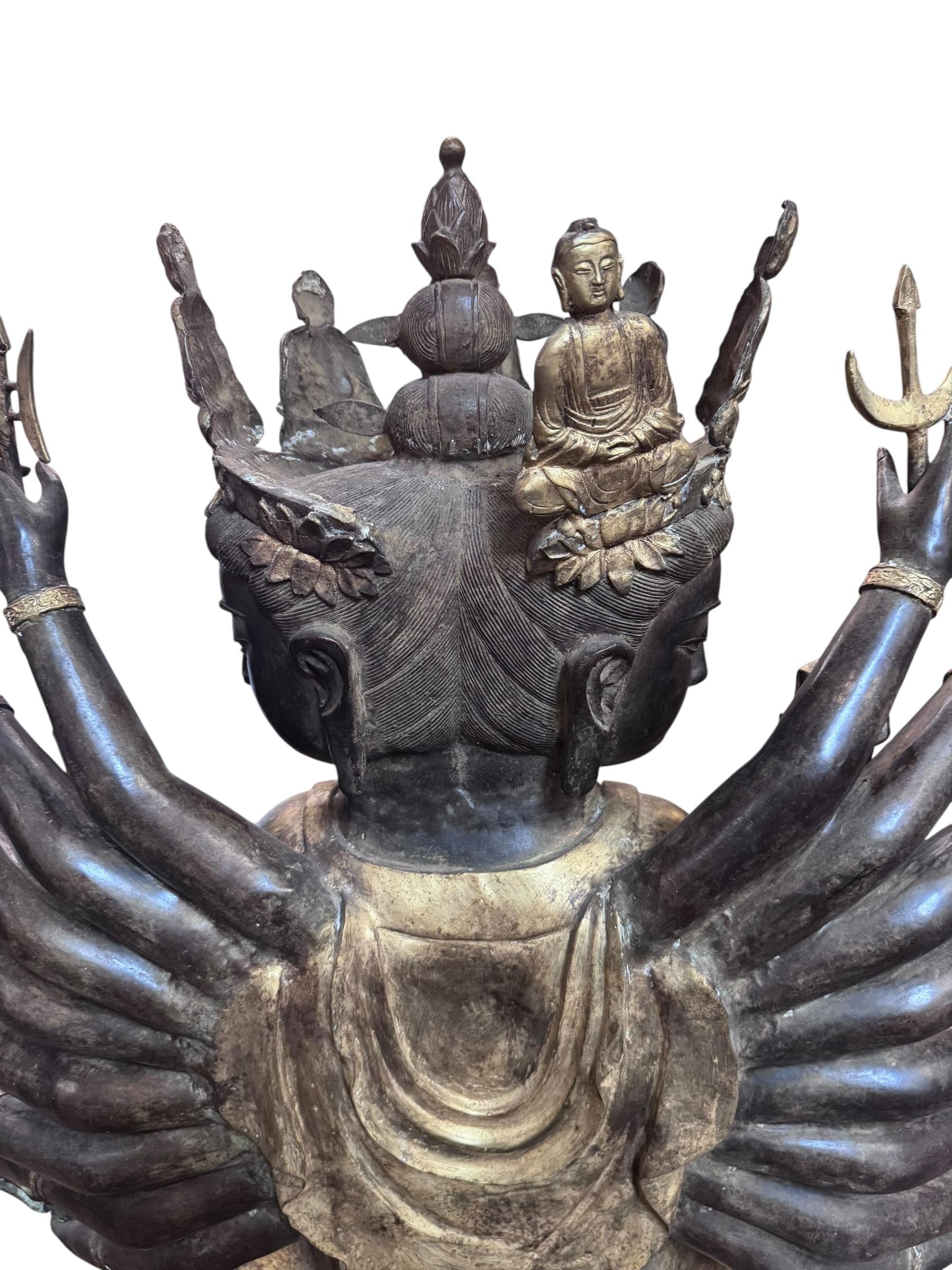 Antiker tibetischer, gekrönter Buddha im Gebet im Angebot 1